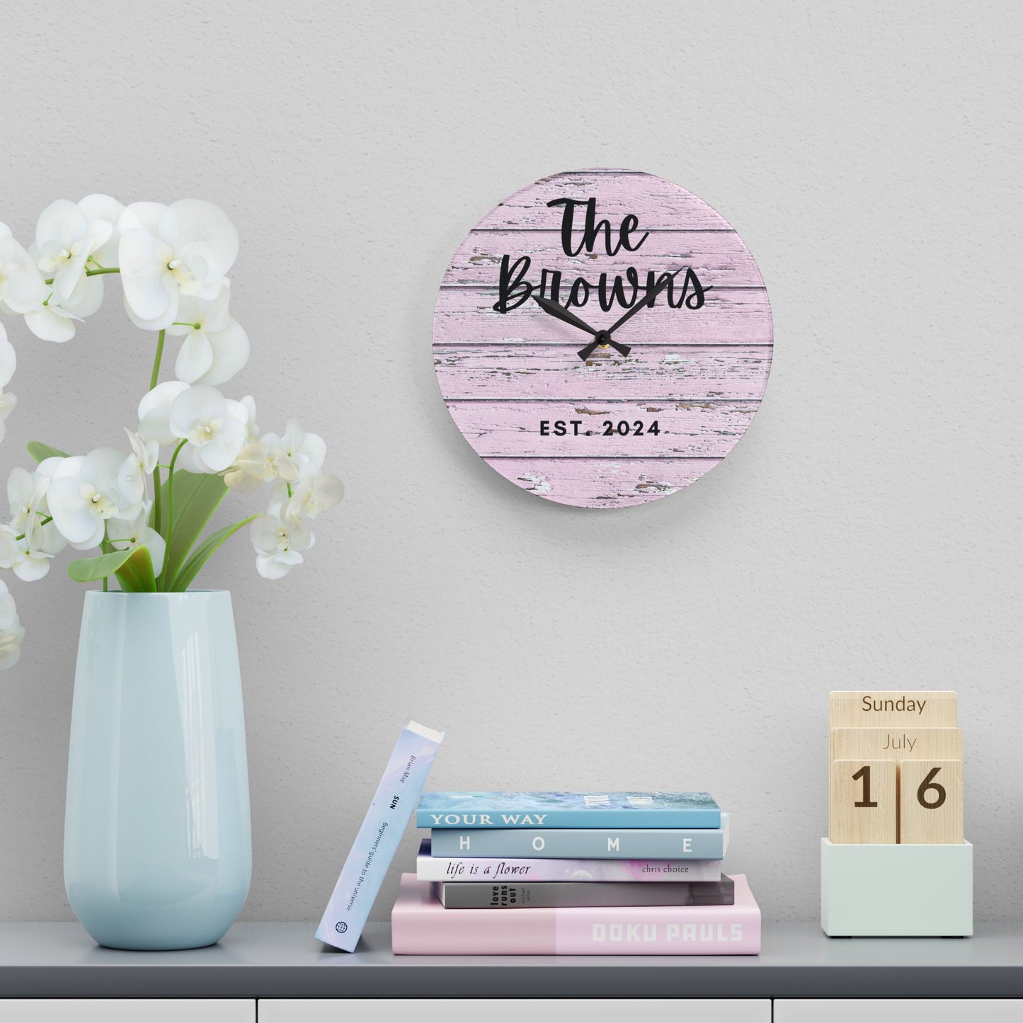 Horloge murale rustique en acrylique rose personnalisée, nom de famille personnalisé