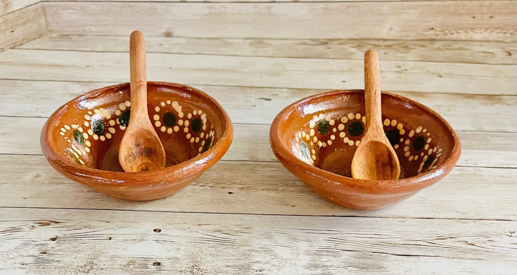 2x Mexican Terra Cota Bowls with Wood Spoon Salsero de Barro con 2 Cucharas de Madera La Vie Bien 2x Mexican Terra Cota Bowls with Wood Spoon Salsero de Barro con 2 Cucharas de Madera