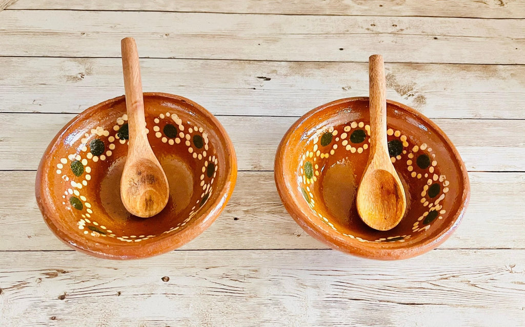 2x Mexican Terra Cota Bowls with Wood Spoon Salsero de Barro con 2 Cucharas de Madera La Vie Bien 2x Mexican Terra Cota Bowls with Wood Spoon Salsero de Barro con 2 Cucharas de Madera