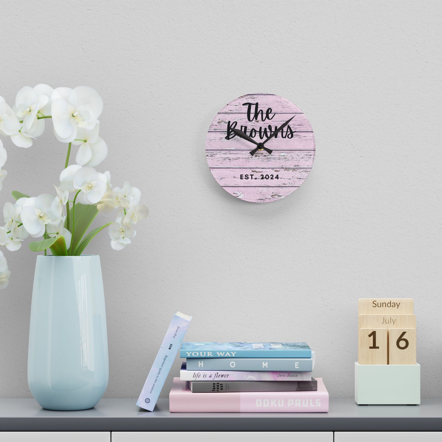 Horloge murale rustique en acrylique rose personnalisée, nom de famille personnalisé