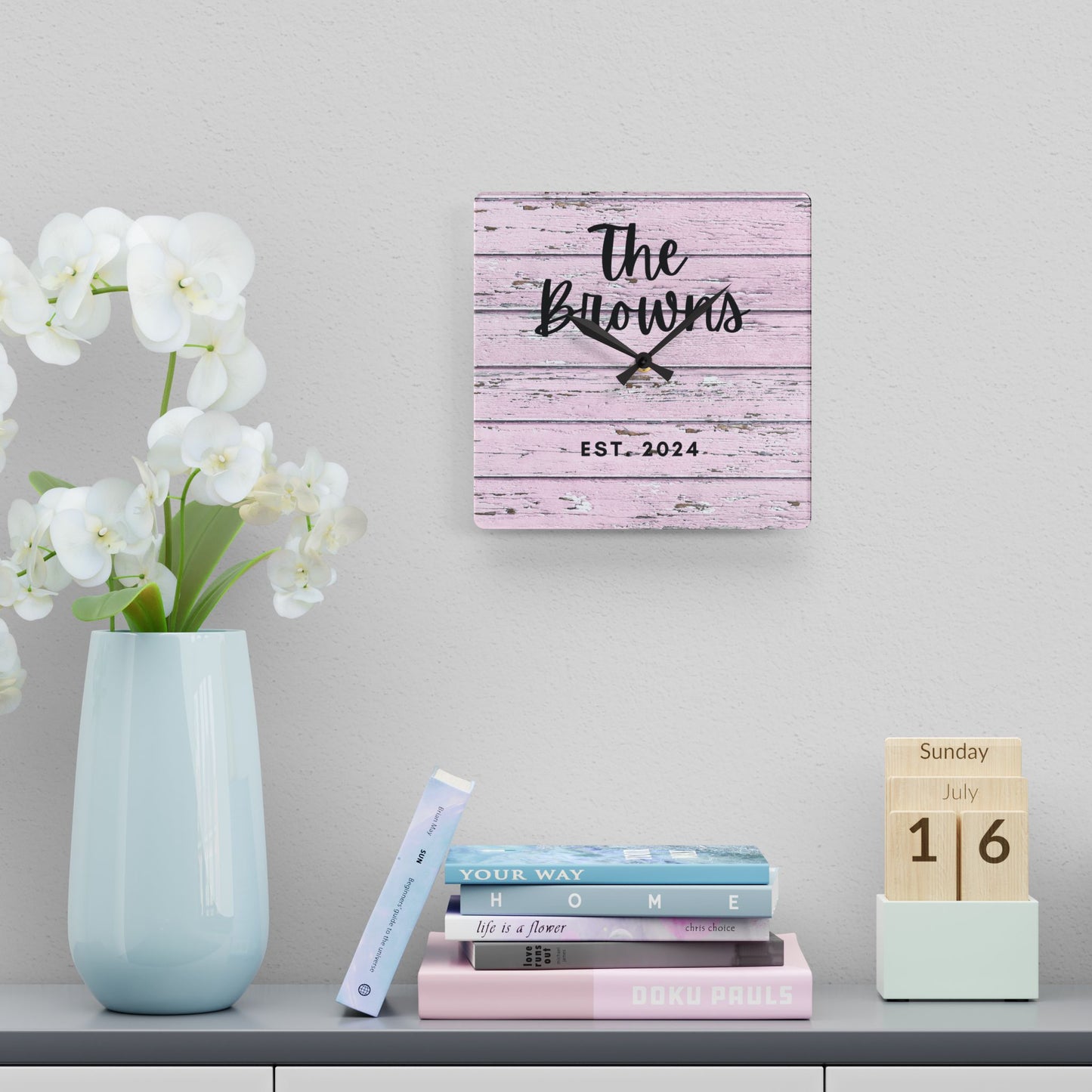 Horloge murale rustique en acrylique rose personnalisée, nom de famille personnalisé