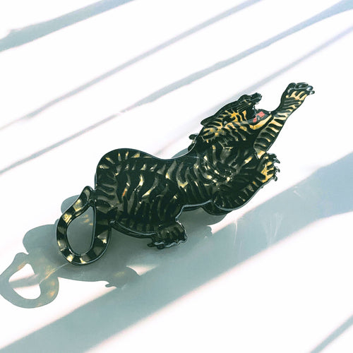 "Attack" Style Tiger Hair Clip | Claw Clip in Velvet Travel Bag