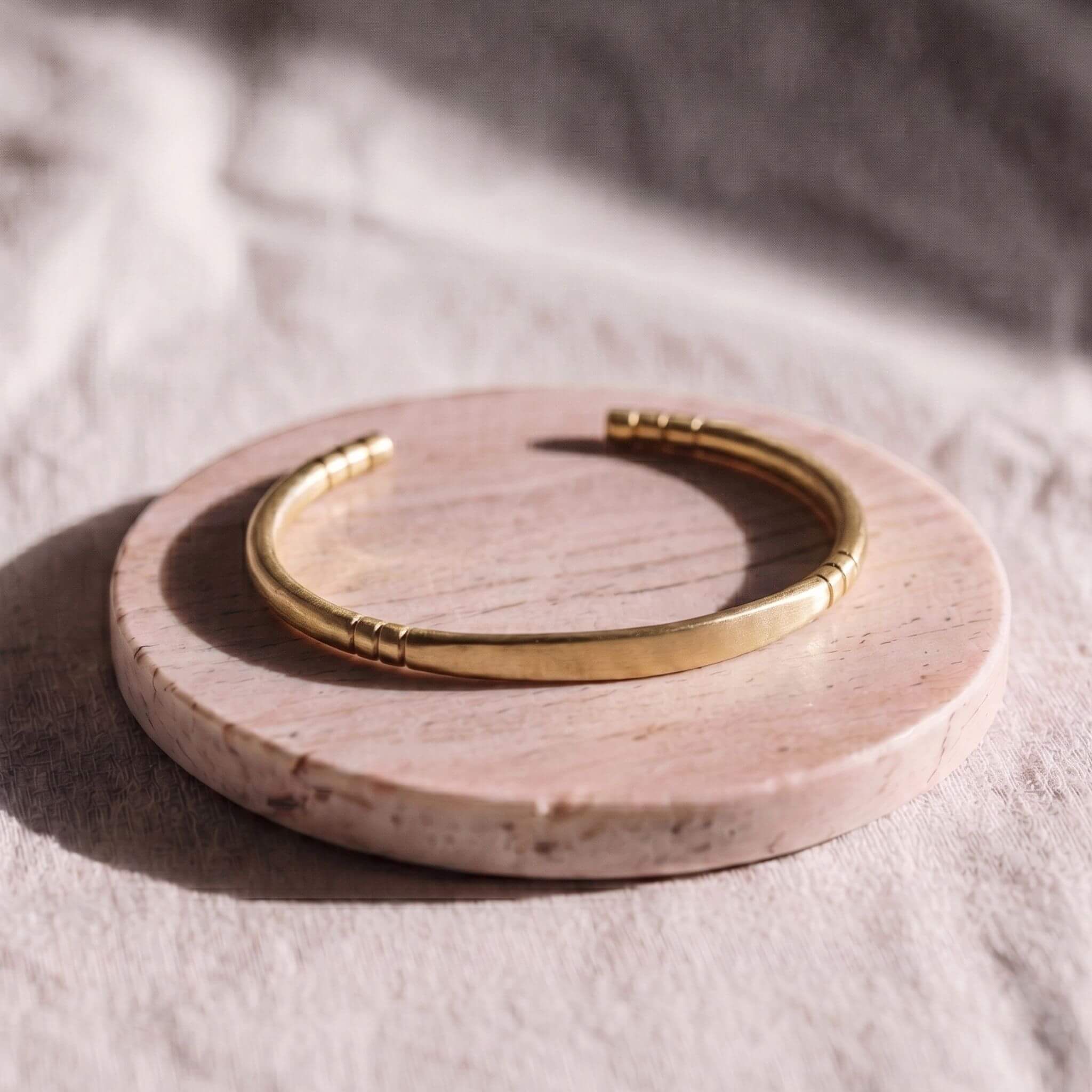 C-Shaped Open Cuff Brass Bracelet for Women - Dhahabu