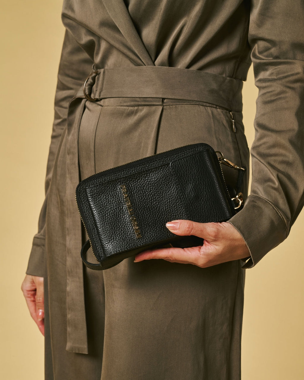 Giada (black) - Italian women's crossbody phone wallet with shoulder strap