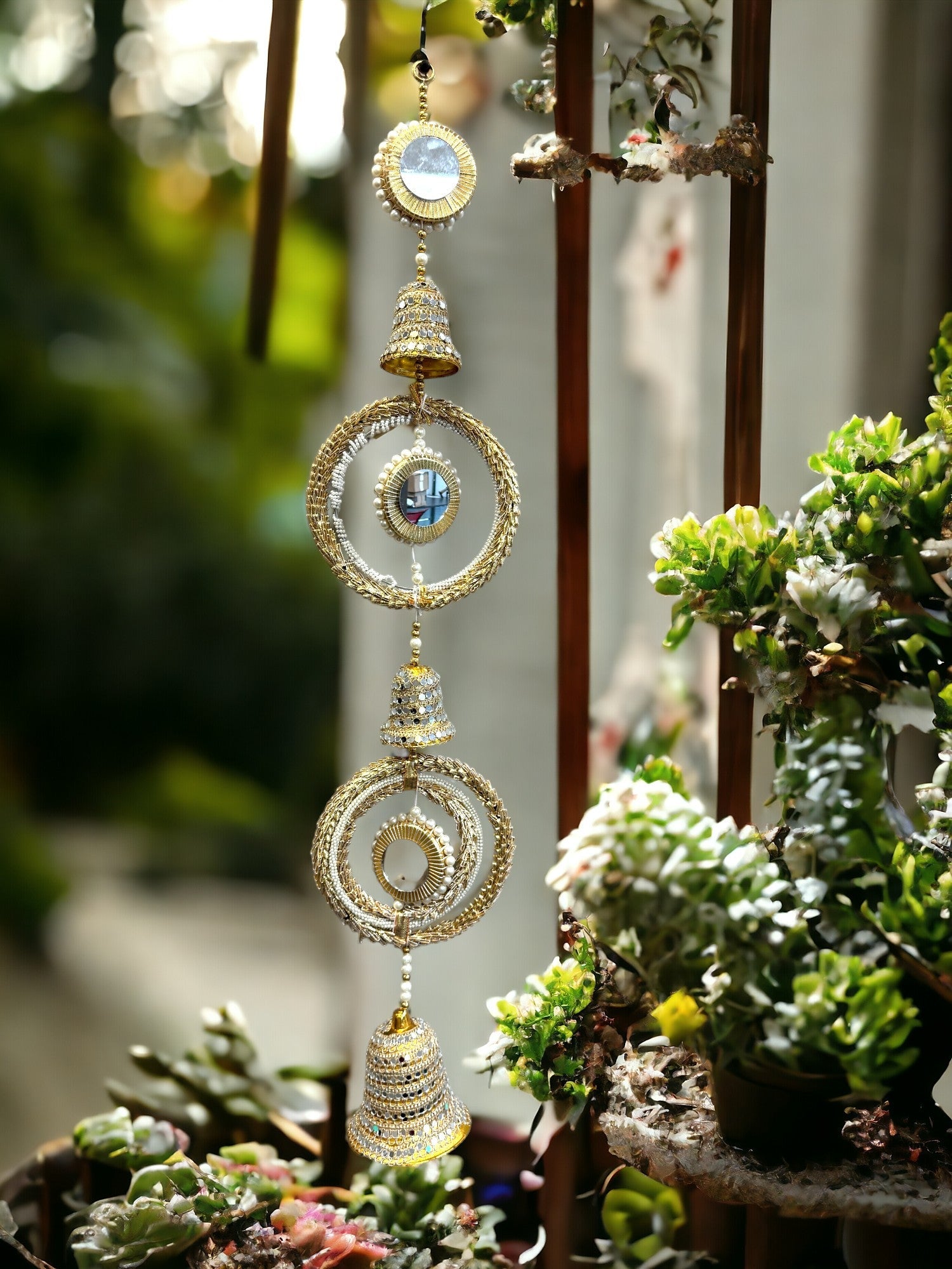 Gota, Mirror, Pearl & Bell Lari
