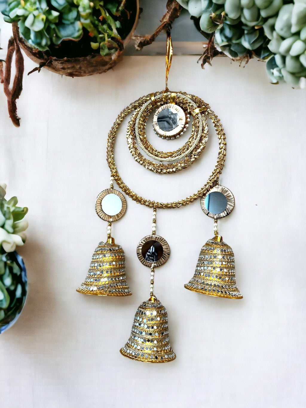 Gota, Mirror, Pearl & Bell Lari