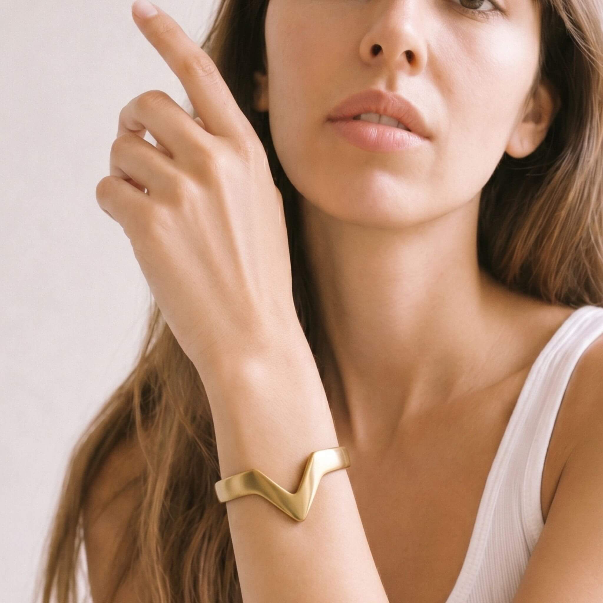 Adjustable Brass Open V-Shaped Cuff Bracelet - Nyeupe