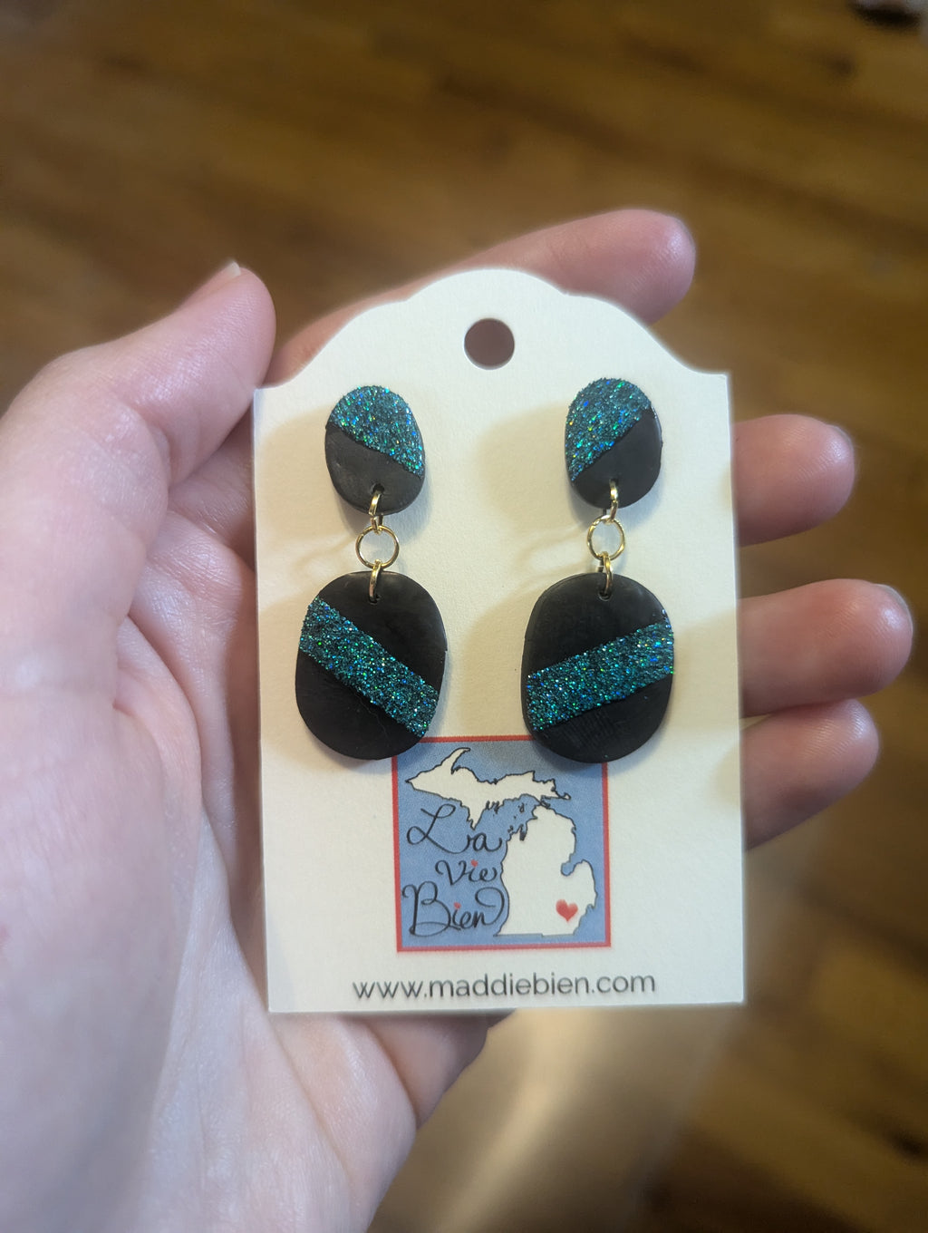 Boucles d'oreilles pendantes scintillantes noires et turquoise, pour oreilles percées. Bijoux faits main parfaits pour offrir, fabriqués dans le Michigan, aux États-Unis. La Vie Bien