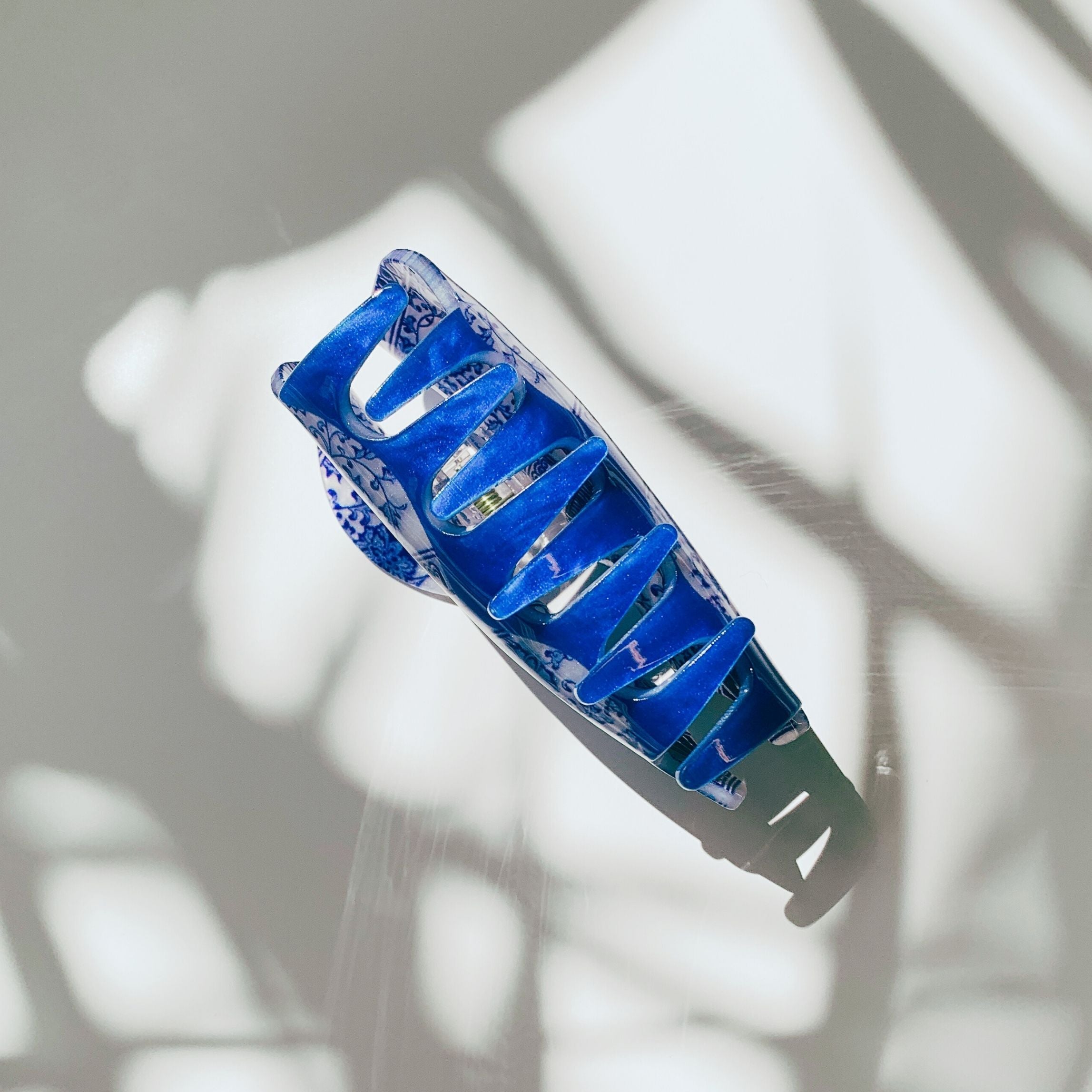 Velvet Claws Antique Vase Hair Clip