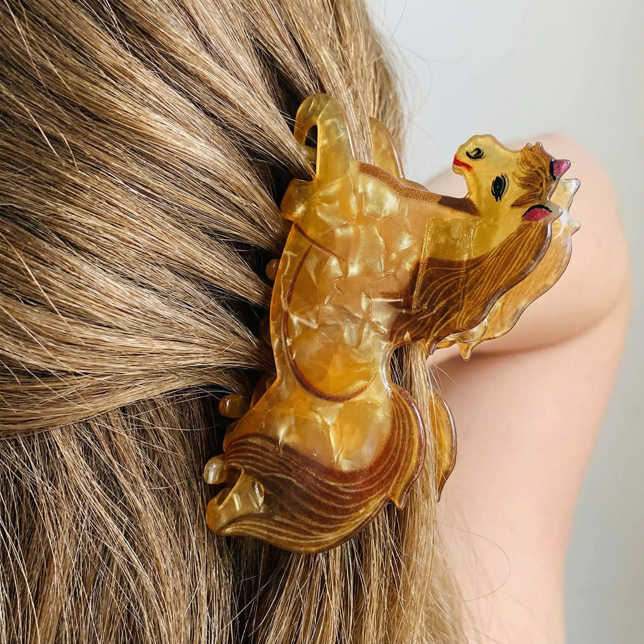 Velvet Claws Golden Horse Hair Claw