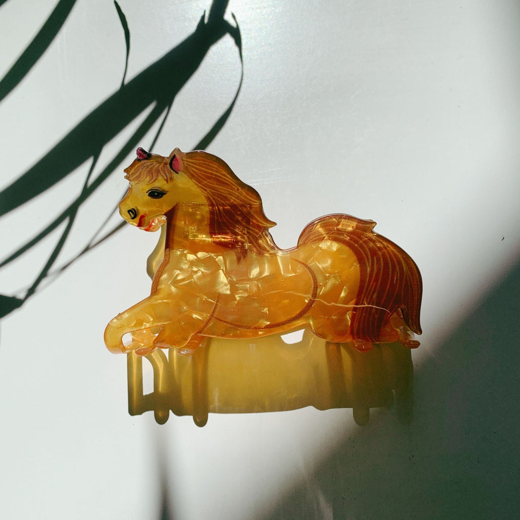 Velvet Claws Golden Horse Hair Claw