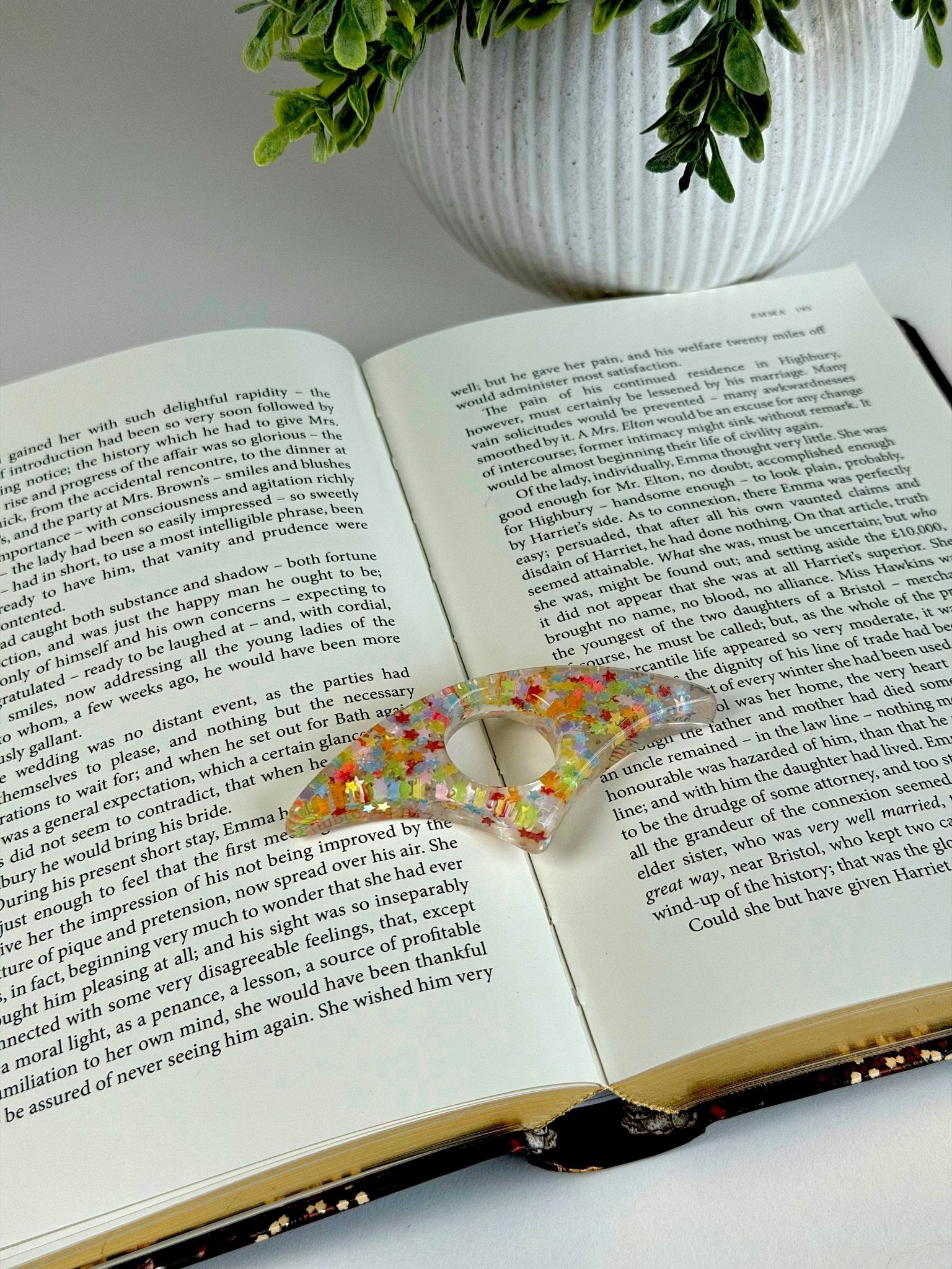 Acrylic Page Holder – Crescent Shape Glitter Thumb Book Holder for Comfortable Reading Page Holder La Vie Bien Acrylic Page Holder – Crescent Shape Glitter Thumb Book Holder for Comfortable Reading