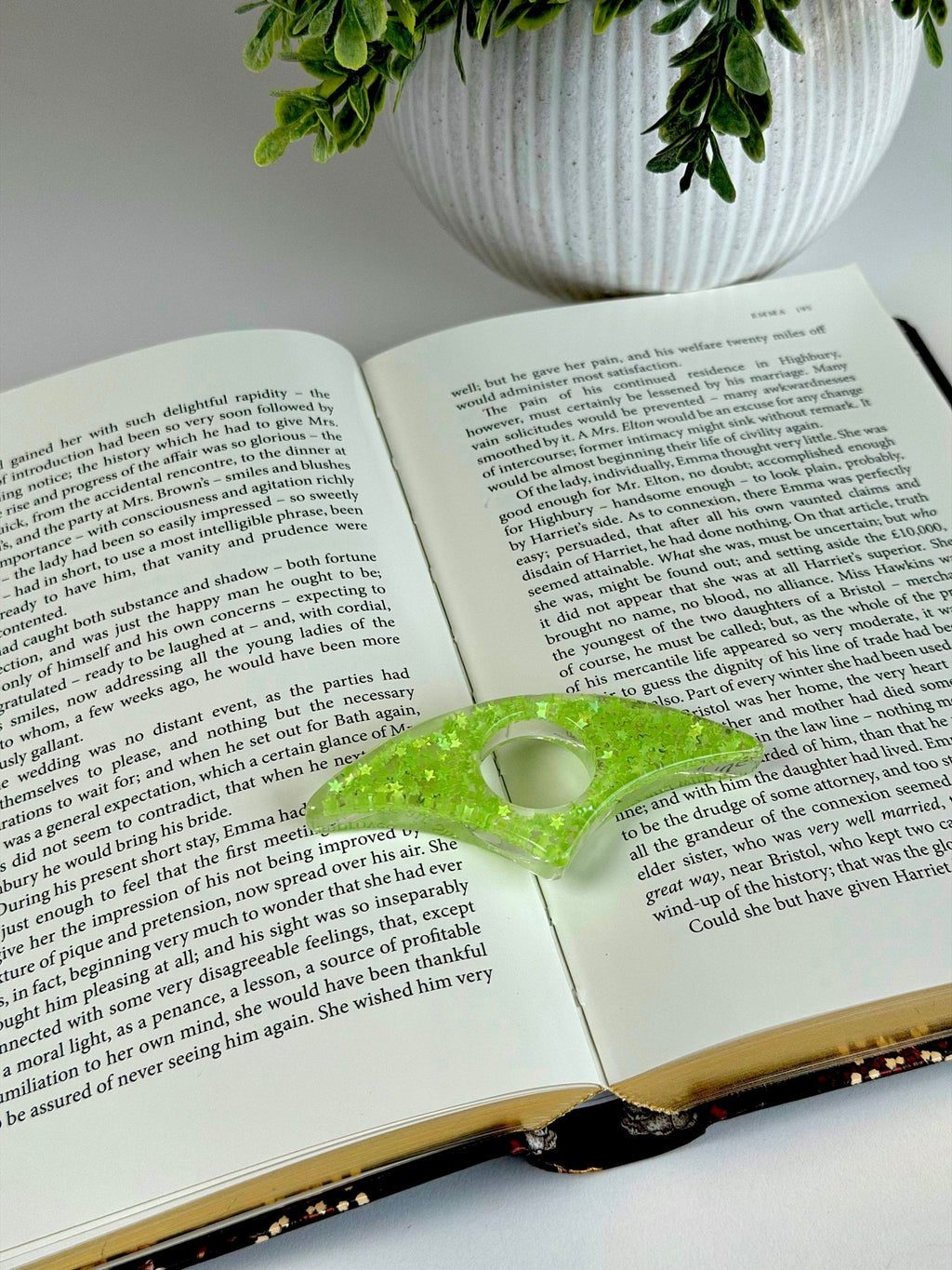 Acrylic Page Holder – Crescent Shape Glitter Thumb Book Holder for Comfortable Reading Page Holder La Vie Bien Acrylic Page Holder – Crescent Shape Glitter Thumb Book Holder for Comfortable Reading