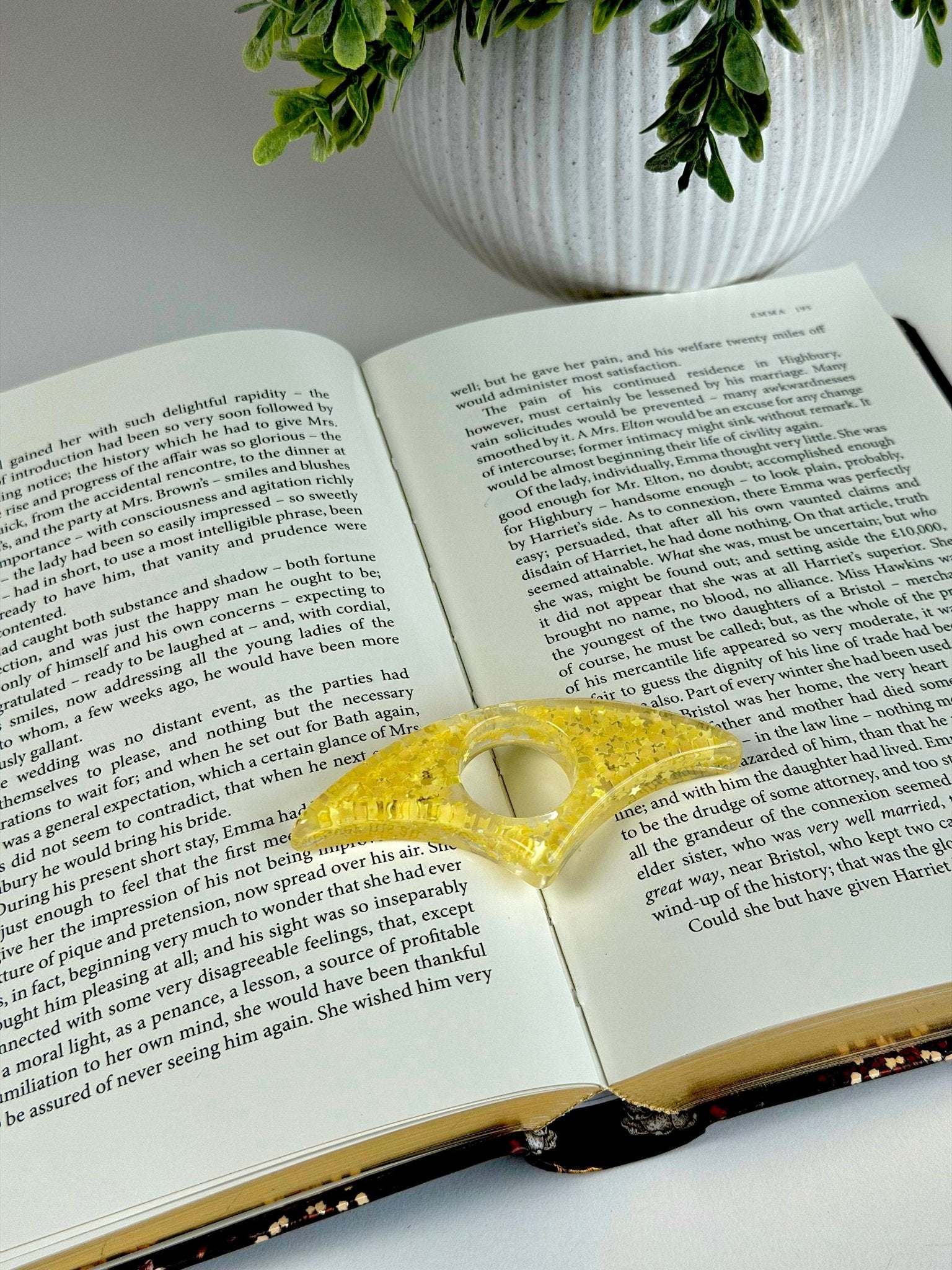 Acrylic Page Holder – Crescent Shape Glitter Thumb Book Holder for Comfortable Reading Page Holder La Vie Bien Acrylic Page Holder – Crescent Shape Glitter Thumb Book Holder for Comfortable Reading