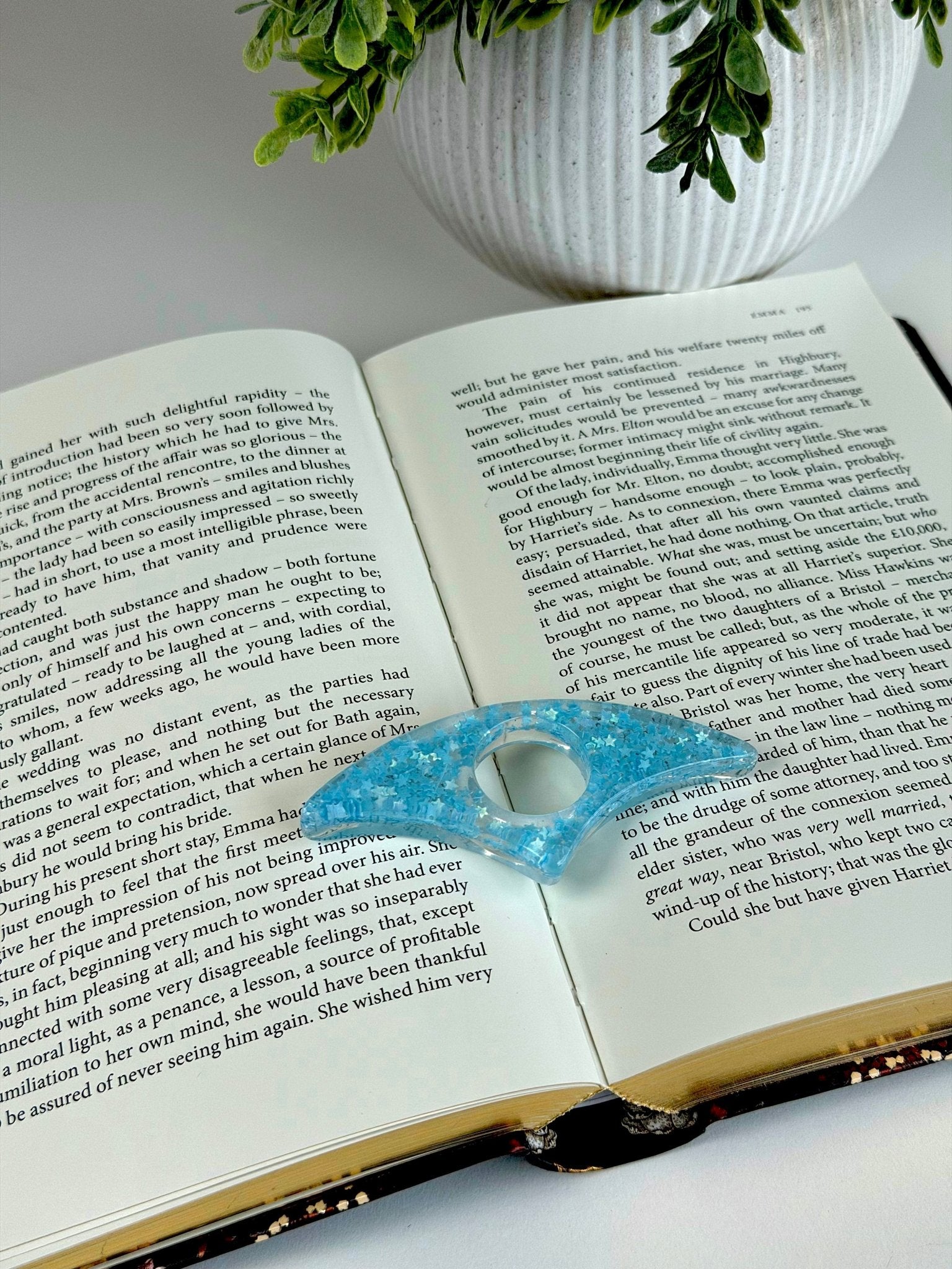 Acrylic Page Holder – Crescent Shape Glitter Thumb Book Holder for Comfortable Reading Page Holder La Vie Bien Acrylic Page Holder – Crescent Shape Glitter Thumb Book Holder for Comfortable Reading
