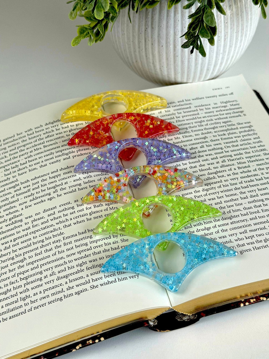 Acrylic Page Holder – Crescent Shape Glitter Thumb Book Holder for Comfortable Reading Page Holder La Vie Bien Acrylic Page Holder – Crescent Shape Glitter Thumb Book Holder for Comfortable Reading