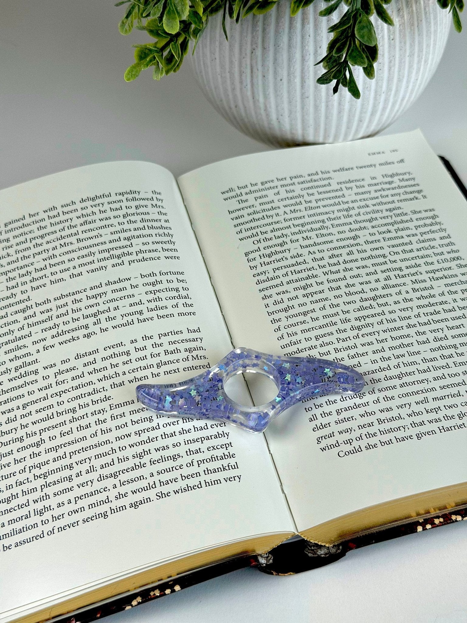 Acrylic Page Holder – Wave Shape Glitter Thumb Book Holder for Easy One-Hand Reading Page Holder La Vie Bien Acrylic Page Holder – Wave Shape Glitter Thumb Book Holder for Easy One-Hand Reading