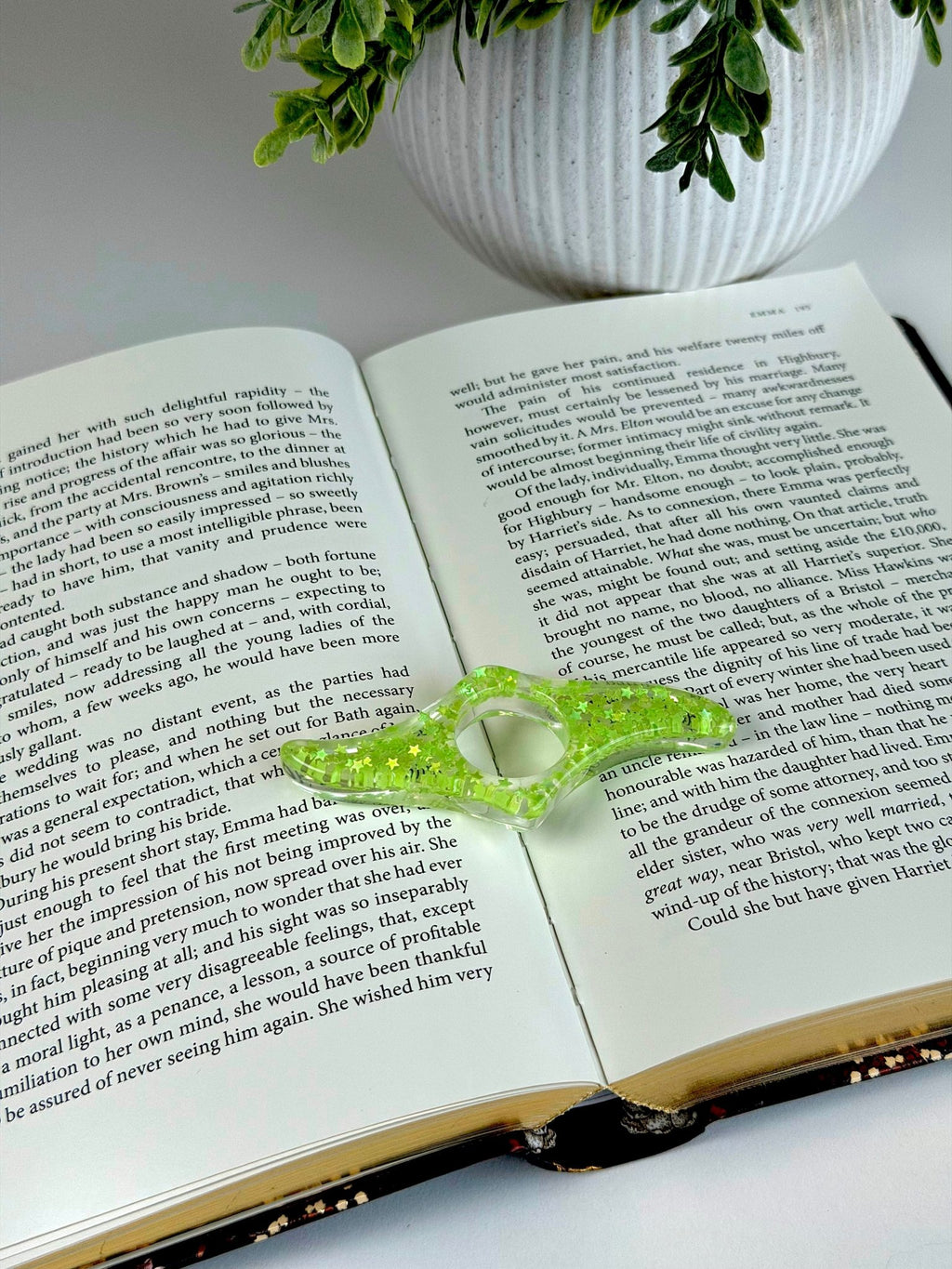 Acrylic Page Holder – Wave Shape Glitter Thumb Book Holder for Easy One-Hand Reading Page Holder La Vie Bien Acrylic Page Holder – Wave Shape Glitter Thumb Book Holder for Easy One-Hand Reading