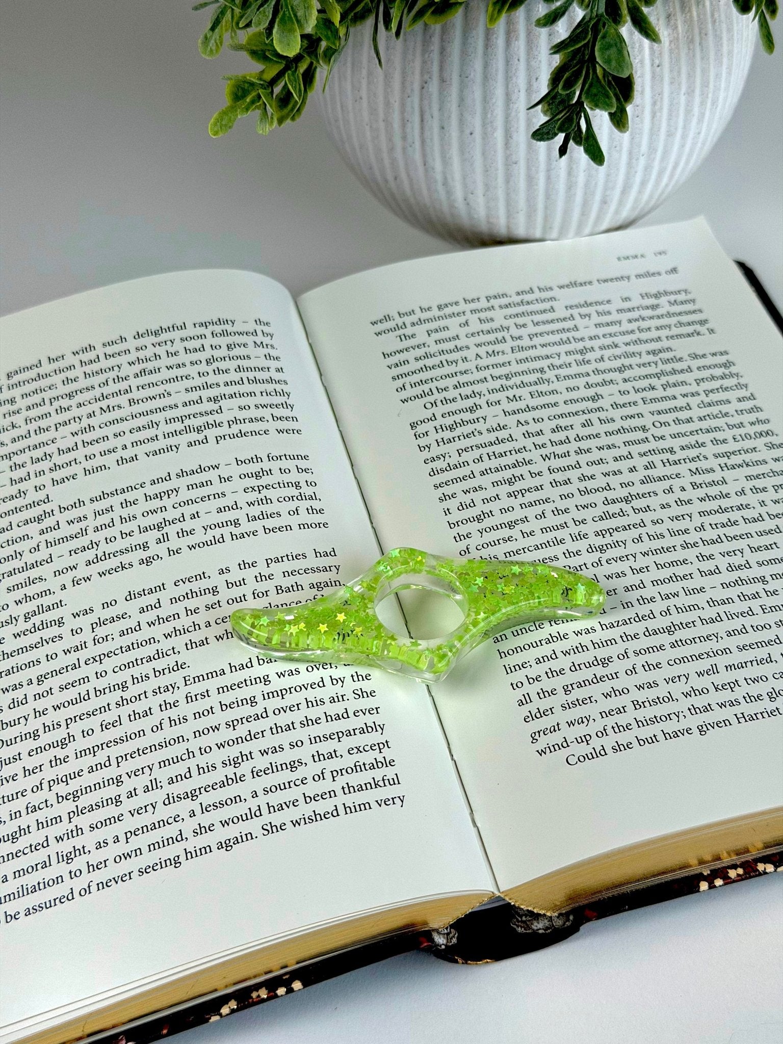 Acrylic Page Holder – Wave Shape Glitter Thumb Book Holder for Easy One-Hand Reading Page Holder La Vie Bien Acrylic Page Holder – Wave Shape Glitter Thumb Book Holder for Easy One-Hand Reading