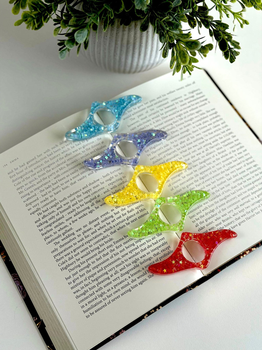 Acrylic Page Holder – Wave Shape Glitter Thumb Book Holder for Easy One-Hand Reading Page Holder La Vie Bien Acrylic Page Holder – Wave Shape Glitter Thumb Book Holder for Easy One-Hand Reading
