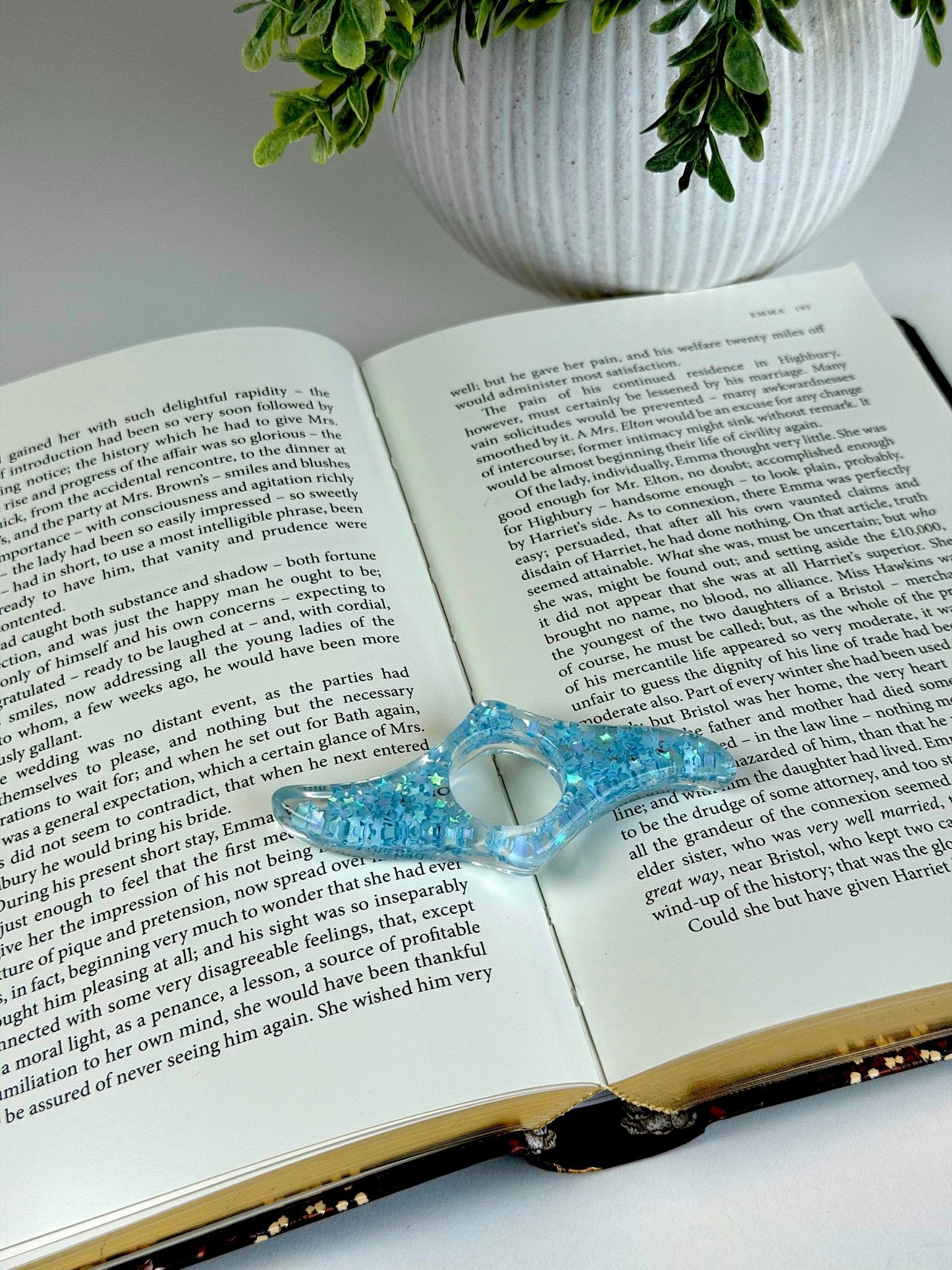 Acrylic Page Holder – Wave Shape Glitter Thumb Book Holder for Easy One-Hand Reading Page Holder La Vie Bien Acrylic Page Holder – Wave Shape Glitter Thumb Book Holder for Easy One-Hand Reading