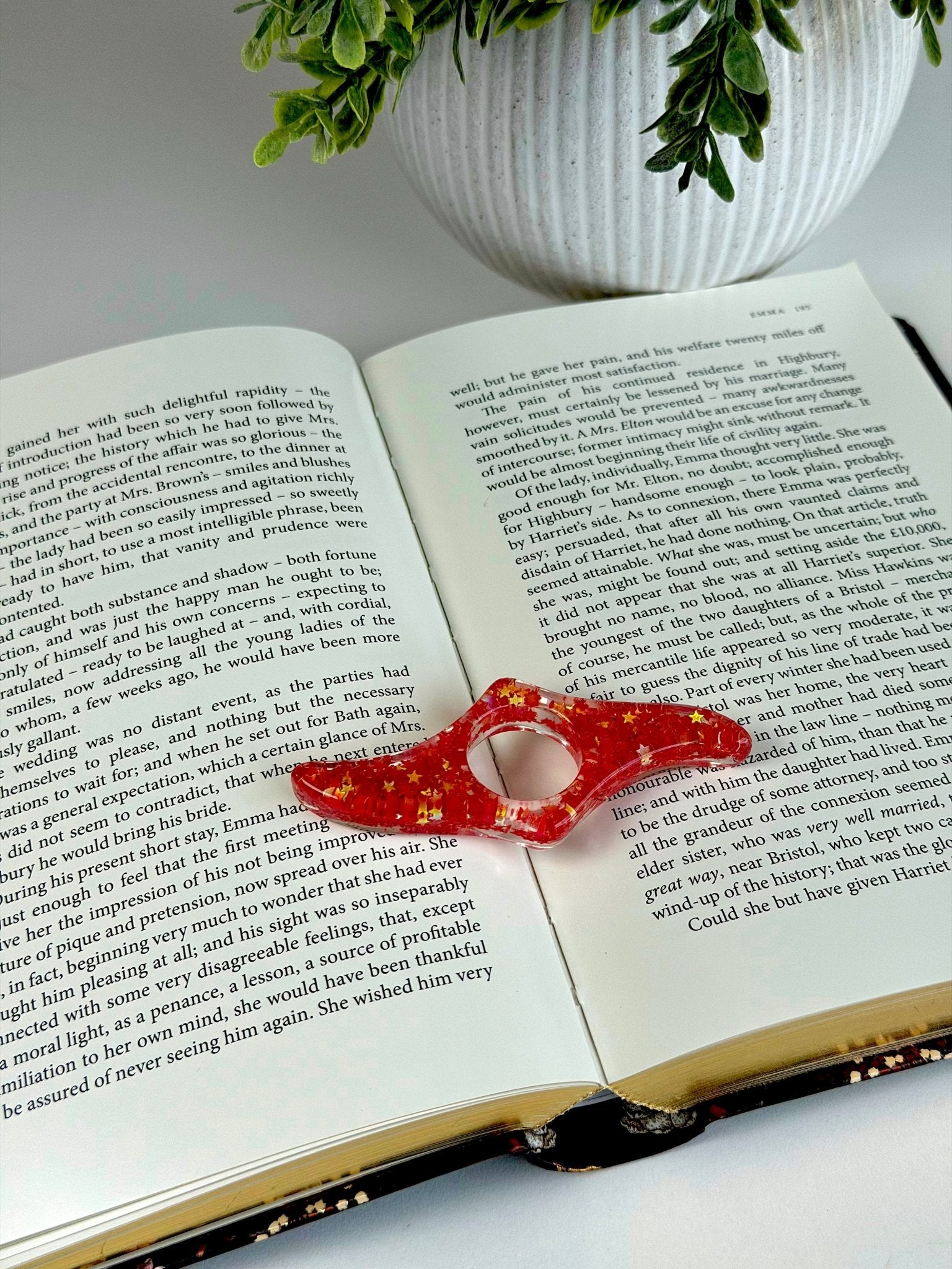 Acrylic Page Holder – Wave Shape Glitter Thumb Book Holder for Easy One-Hand Reading Page Holder La Vie Bien Acrylic Page Holder – Wave Shape Glitter Thumb Book Holder for Easy One-Hand Reading
