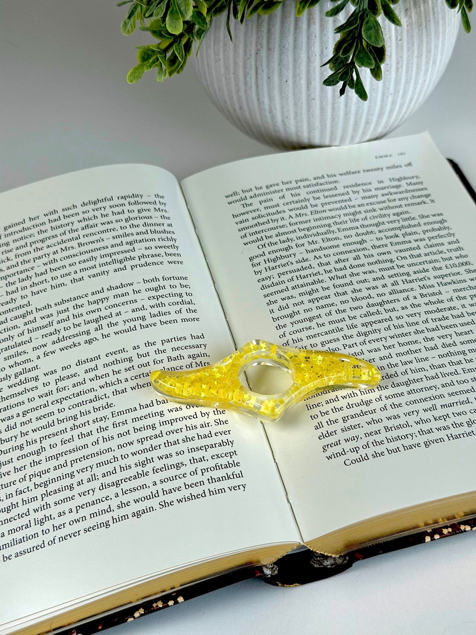 Acrylic Page Holder – Wave Shape Glitter Thumb Book Holder for Easy One-Hand Reading Page Holder La Vie Bien Acrylic Page Holder – Wave Shape Glitter Thumb Book Holder for Easy One-Hand Reading