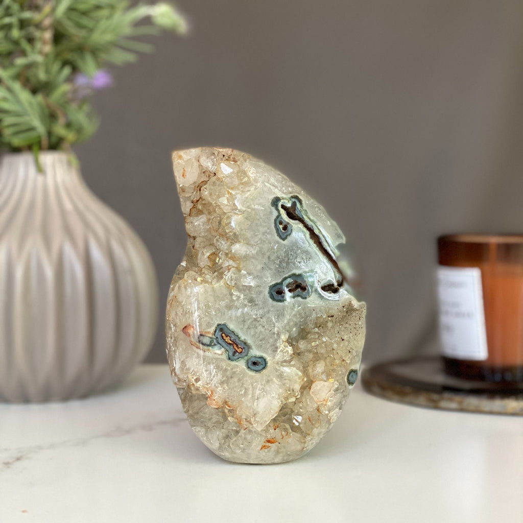 Agate flame, decor with crystals Amethyst Geodes La Vie Bien Agate flame, decor with crystals