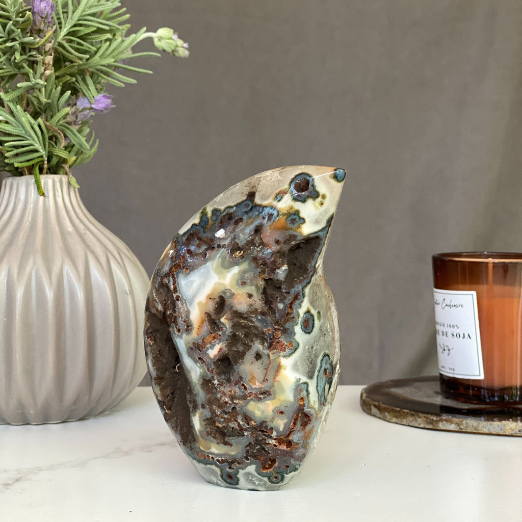 Agate flame, decor with crystals Amethyst Geodes La Vie Bien Agate flame, decor with crystals