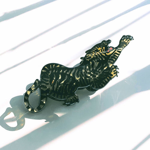 "Attack" Style Tiger Hair Clip | Claw Clip in Velvet Travel Bag
