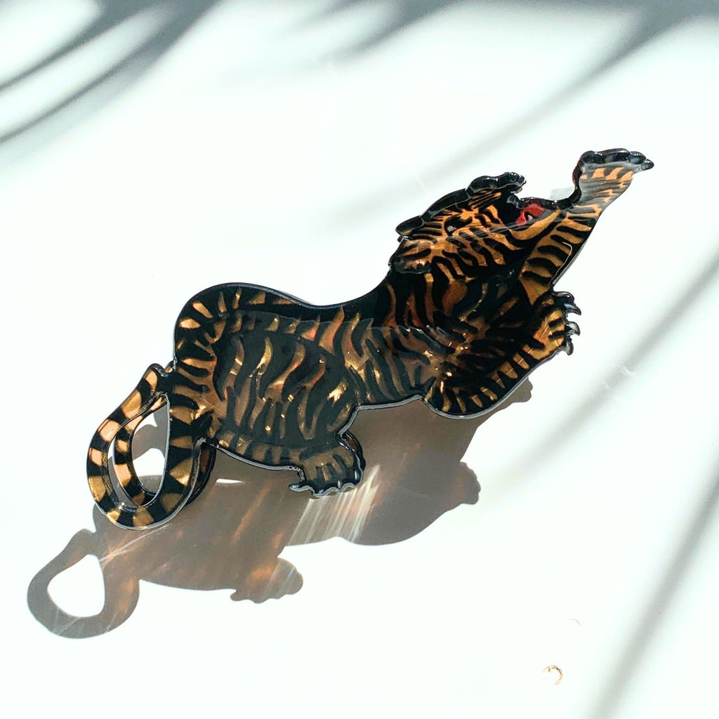 "Attack" Style Tiger Hair Clip | Claw Clip in Velvet Travel Bag