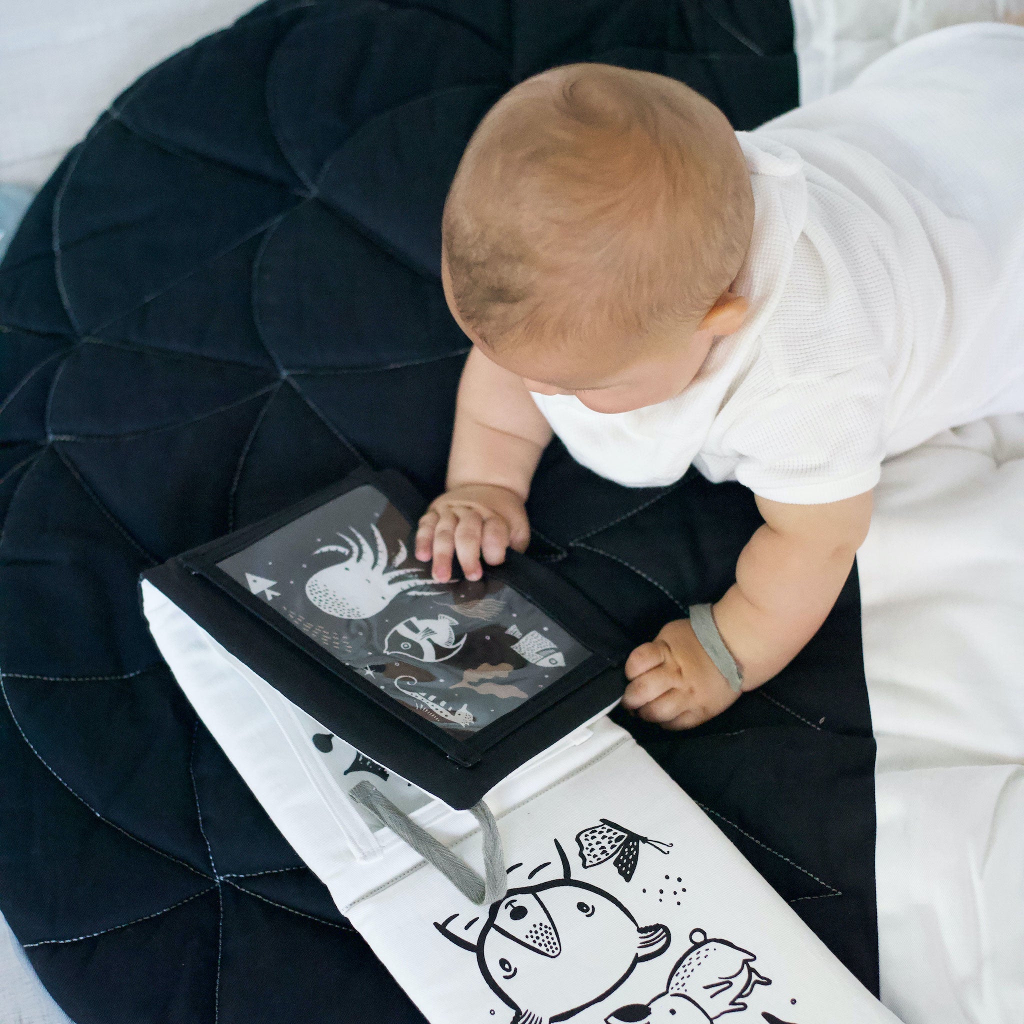 Baby Tummy Time Gallery with Mirror Bundle Gift Sets La Vie Bien Baby Tummy Time Gallery with Mirror Bundle
