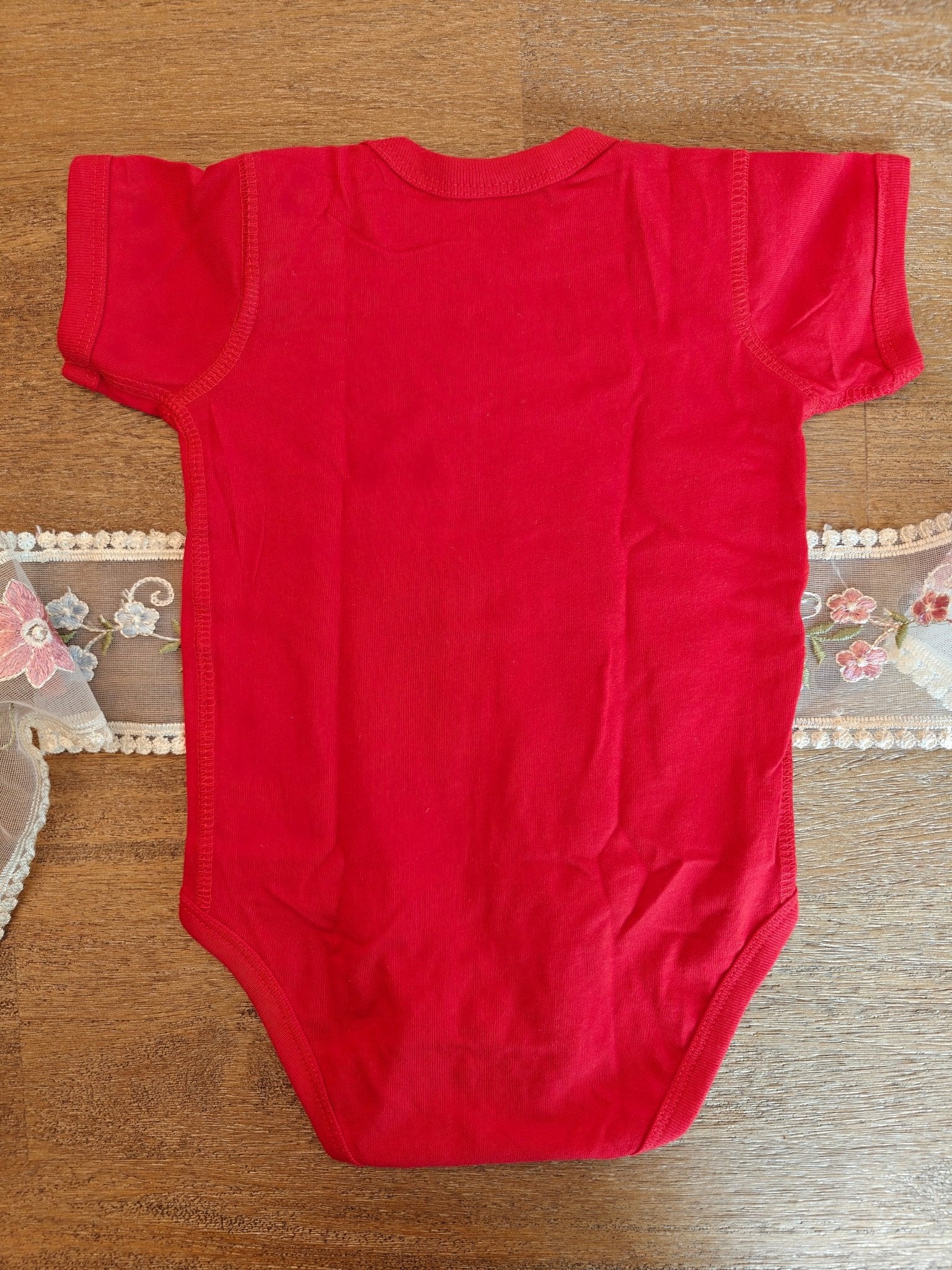 宝宝 (Bǎobao) Chinese embroidered Baby jersey bodysuit Chinese baby shower gifts Baby bodysuit La Vie Bien 宝宝 (Bǎobao) Chinese embroidered Baby jersey bodysuit Chinese baby shower gifts