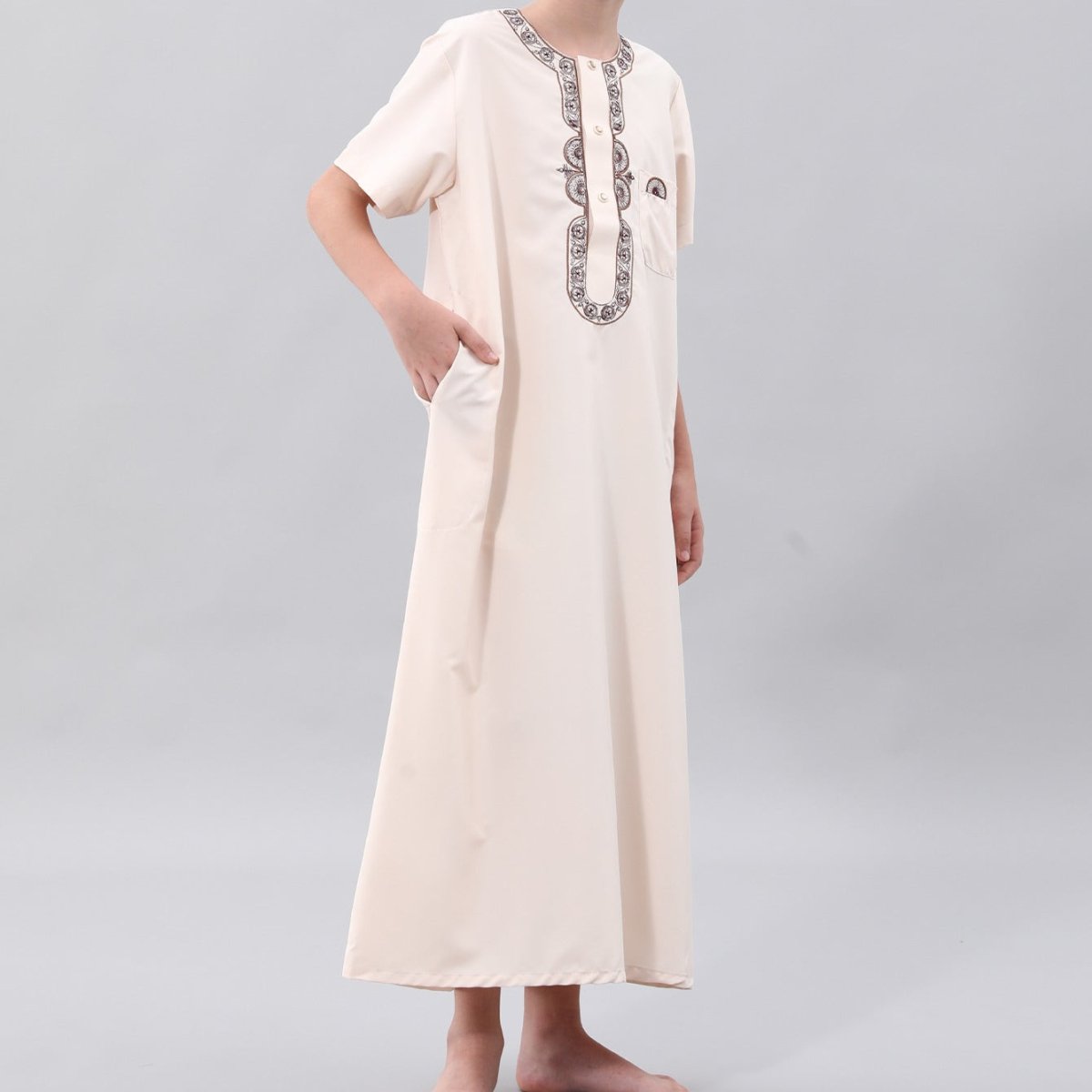 Boys' Embroidered Thobe with Chest Pocket(MKB026) La Vie Bien Boys' Embroidered Thobe with Chest Pocket(MKB026)