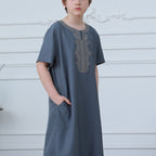 Boys' Embroidered Thobe with Side Pockets(MKB029) La Vie Bien Boys' Embroidered Thobe with Side Pockets(MKB029)