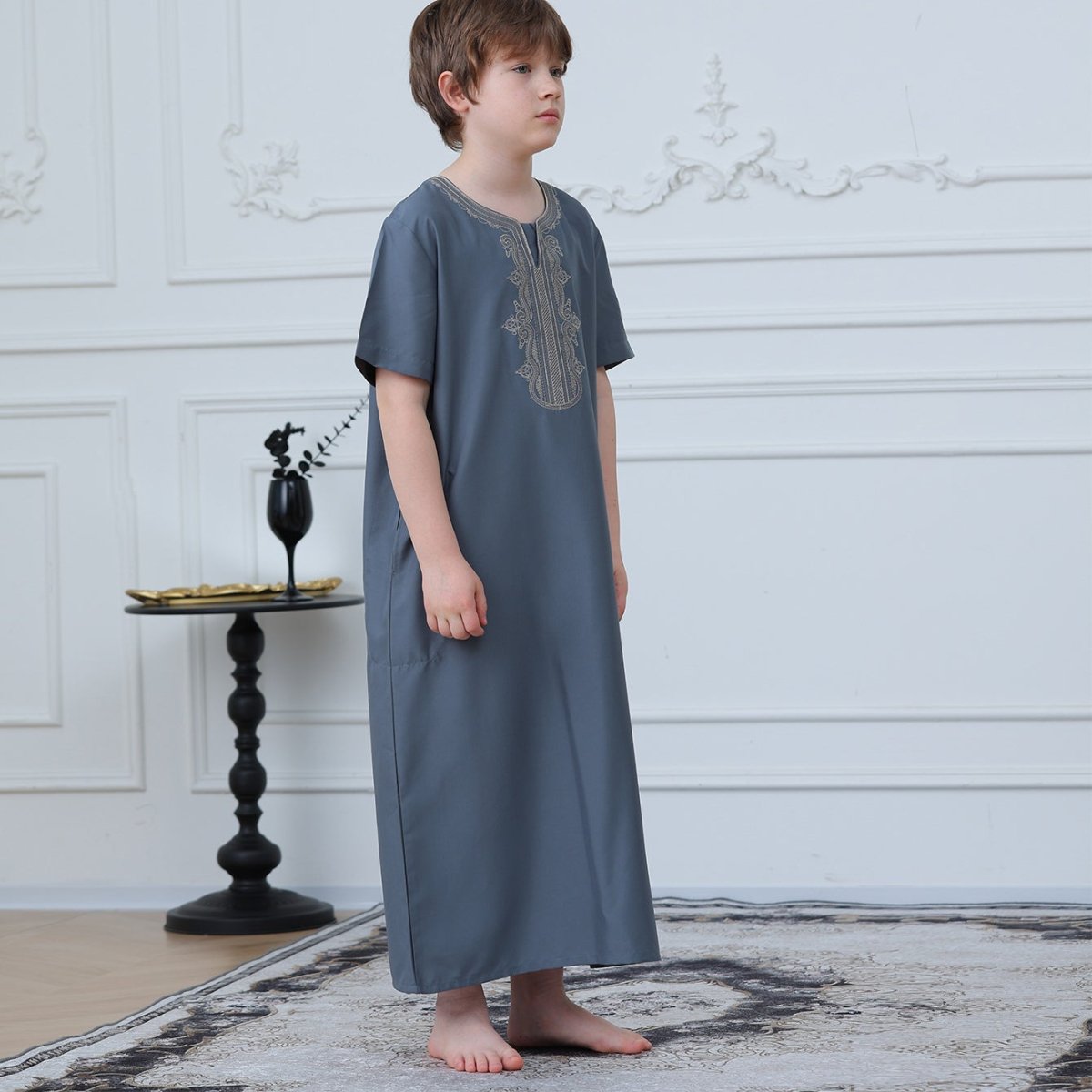 Boys' Embroidered Thobe with Side Pockets(MKB029) La Vie Bien Boys' Embroidered Thobe with Side Pockets(MKB029)