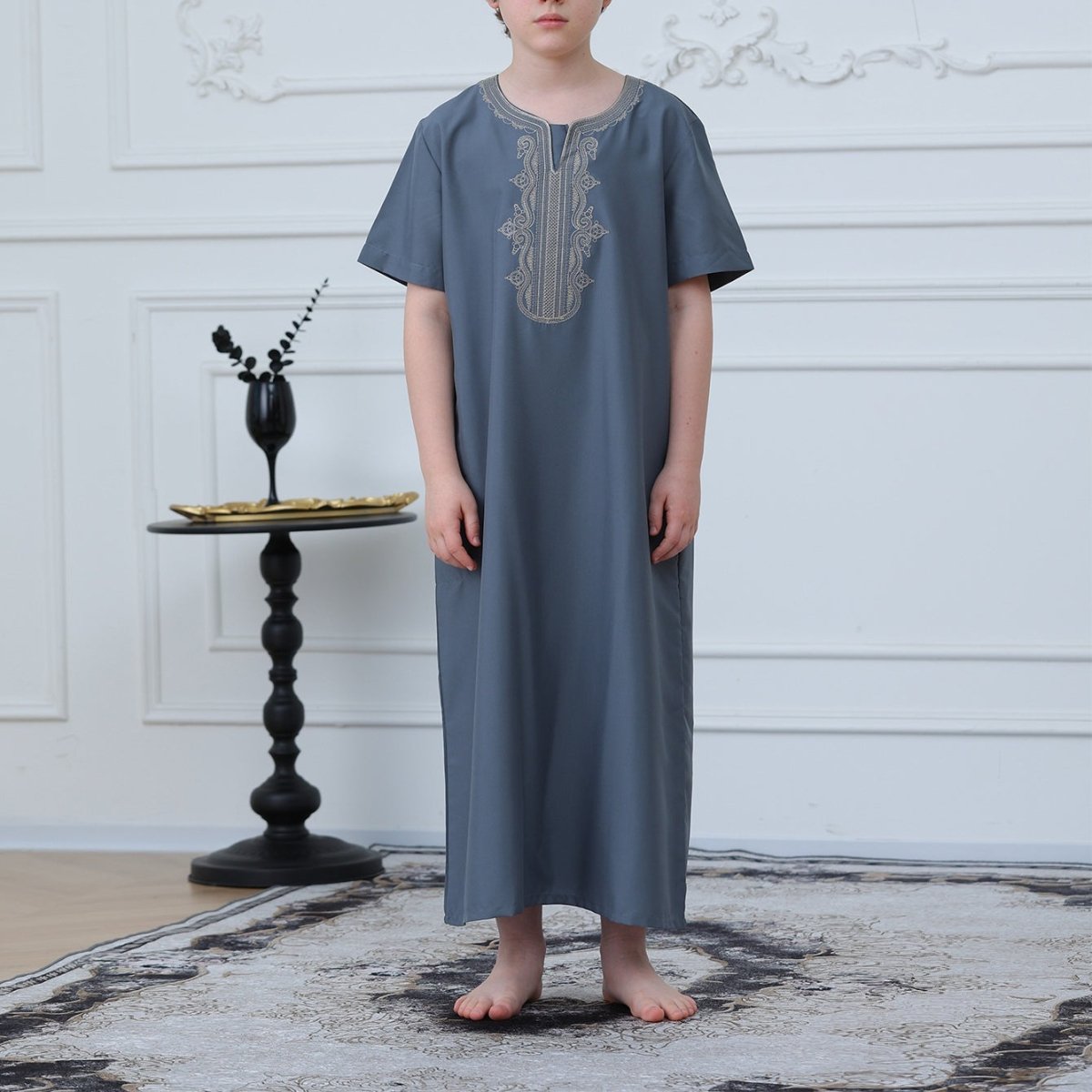 Boys' Embroidered Thobe with Side Pockets(MKB029) La Vie Bien Boys' Embroidered Thobe with Side Pockets(MKB029)
