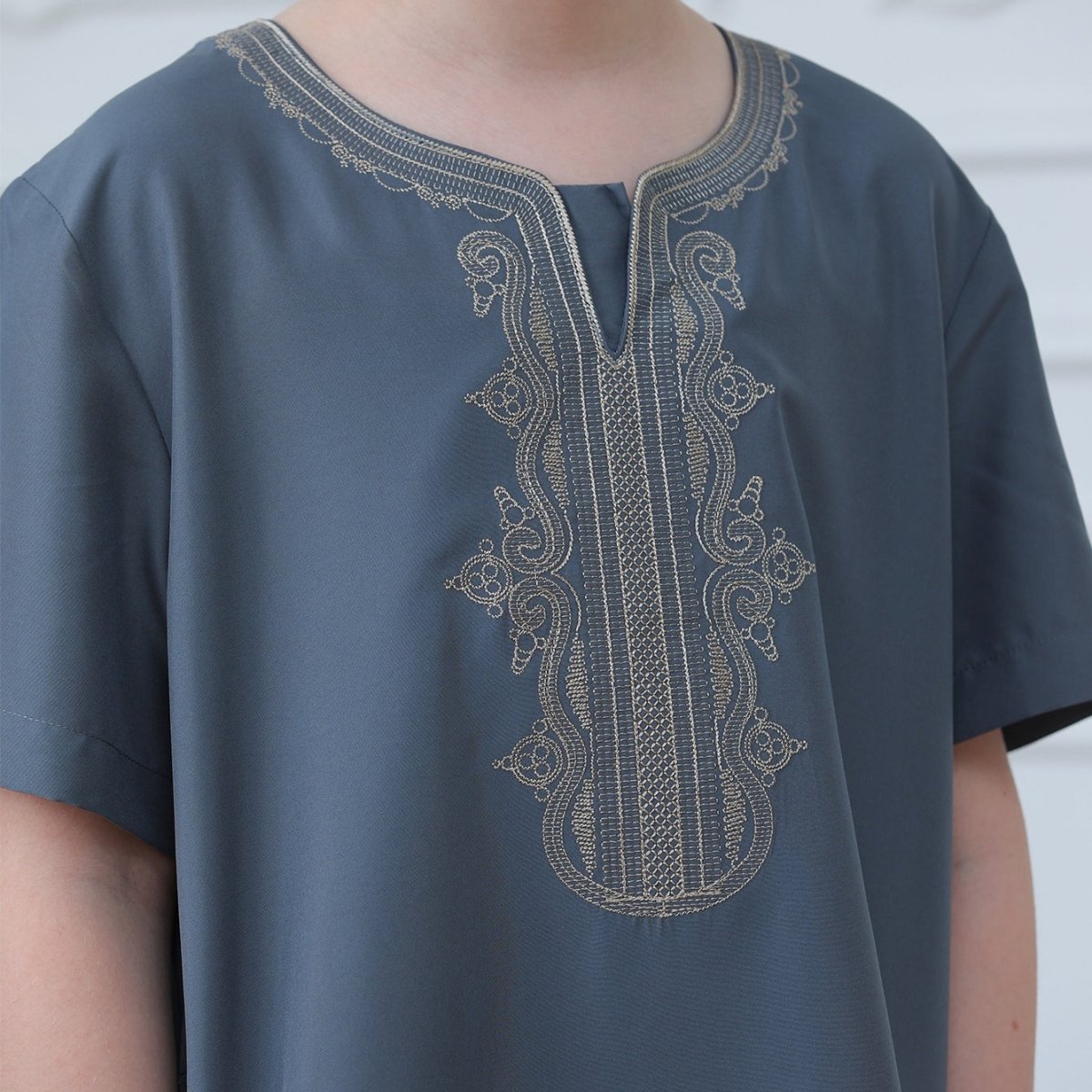 Boys' Embroidered Thobe with Side Pockets(MKB029) La Vie Bien Boys' Embroidered Thobe with Side Pockets(MKB029)