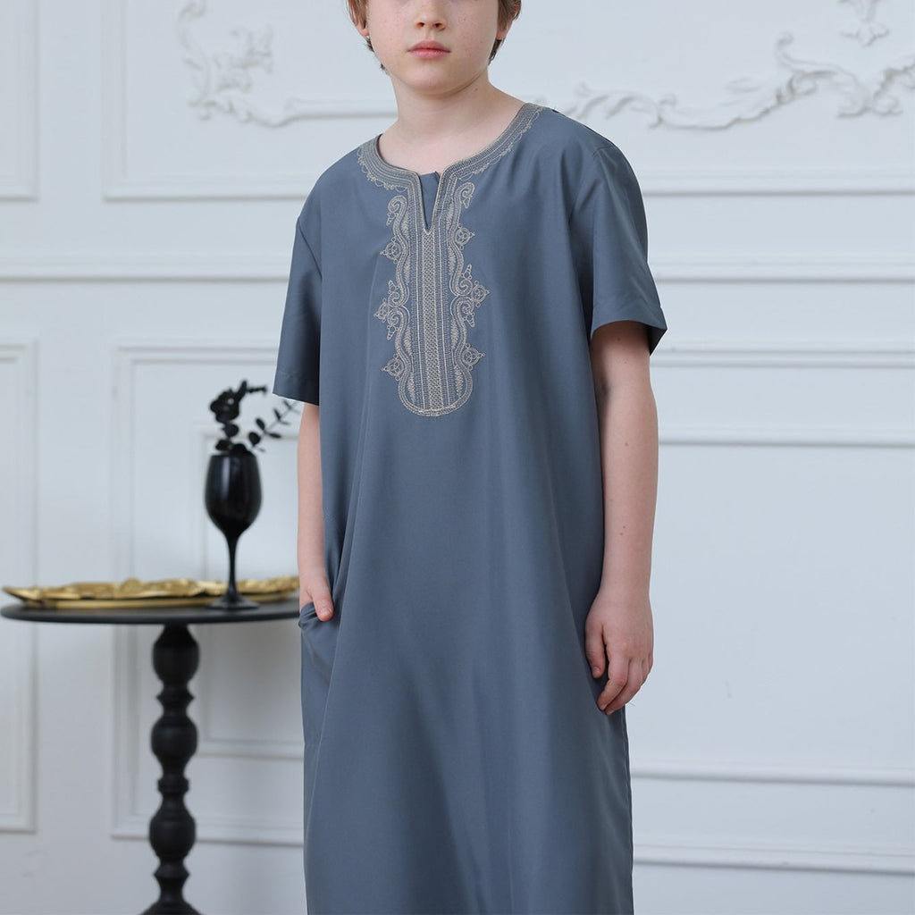 Boys' Embroidered Thobe with Side Pockets(MKB029) La Vie Bien Boys' Embroidered Thobe with Side Pockets(MKB029)