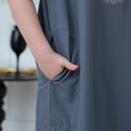 Boys' Embroidered Thobe with Side Pockets(MKB029) La Vie Bien Boys' Embroidered Thobe with Side Pockets(MKB029)