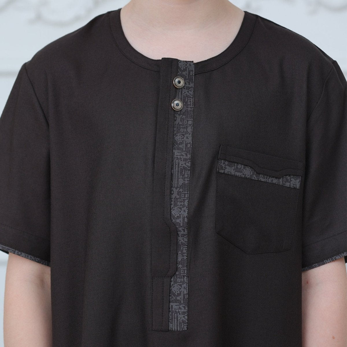 Boys' Embroidered Thobe with Zipper & Pockets(MKB028) La Vie Bien Boys' Embroidered Thobe with Zipper & Pockets(MKB028)