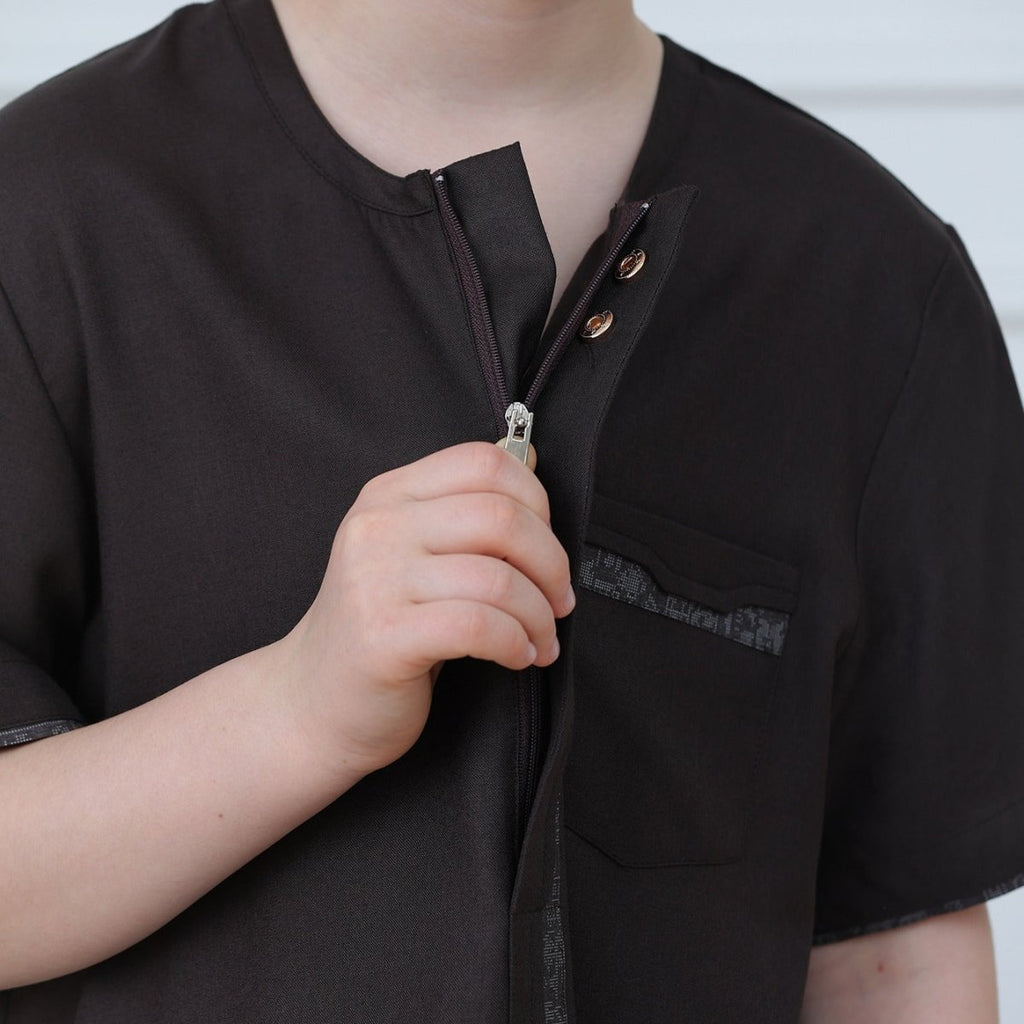 Boys' Embroidered Thobe with Zipper & Pockets(MKB028) La Vie Bien Boys' Embroidered Thobe with Zipper & Pockets(MKB028)