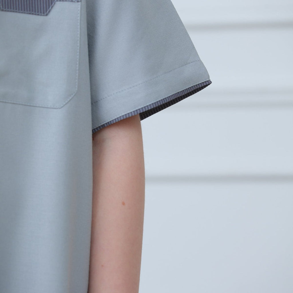 Boys' Thobe with Contrast Stitching & Pockets(MKB033) La Vie Bien Boys' Thobe with Contrast Stitching & Pockets(MKB033)