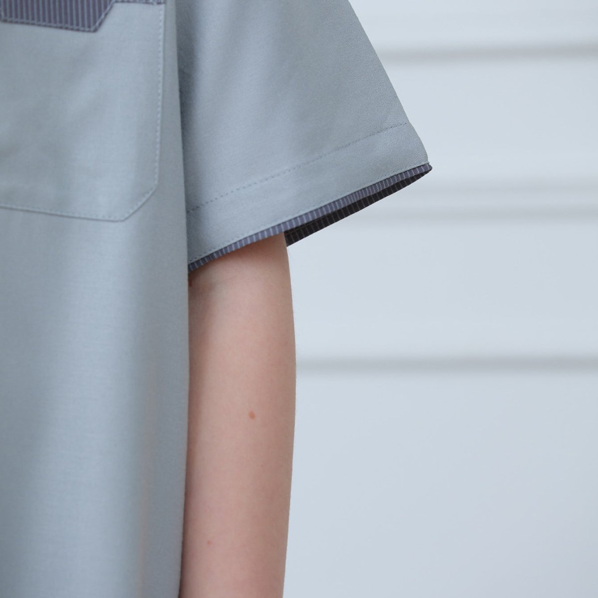 Boys' Thobe with Contrast Stitching & Pockets(MKB033) La Vie Bien Boys' Thobe with Contrast Stitching & Pockets(MKB033)