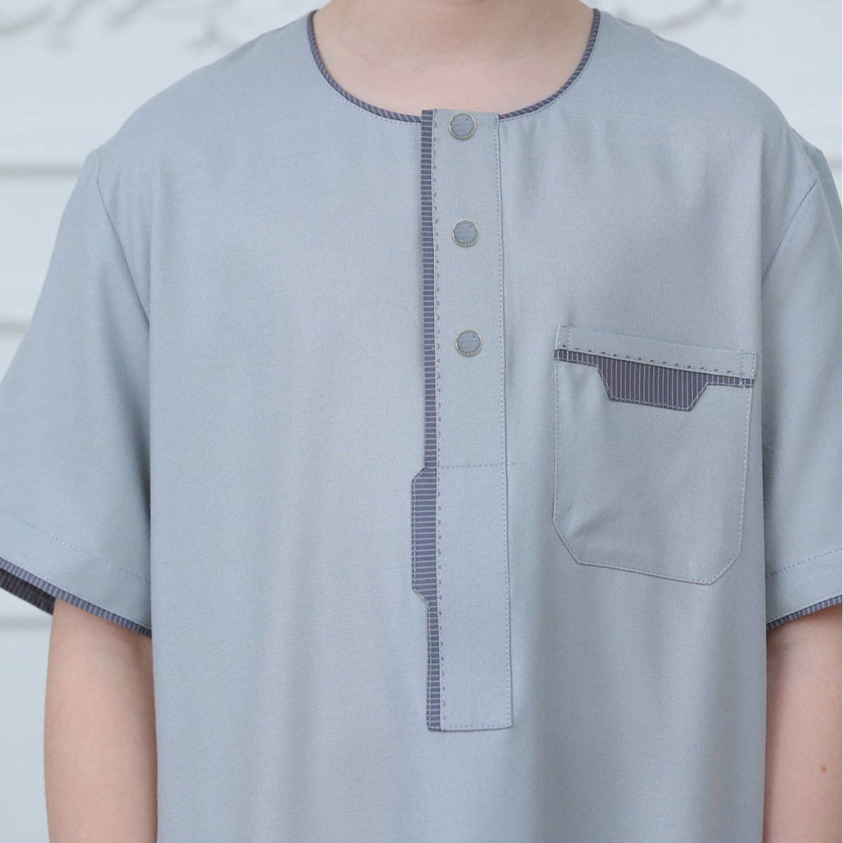 Boys' Thobe with Contrast Stitching & Pockets(MKB033) La Vie Bien Boys' Thobe with Contrast Stitching & Pockets(MKB033)