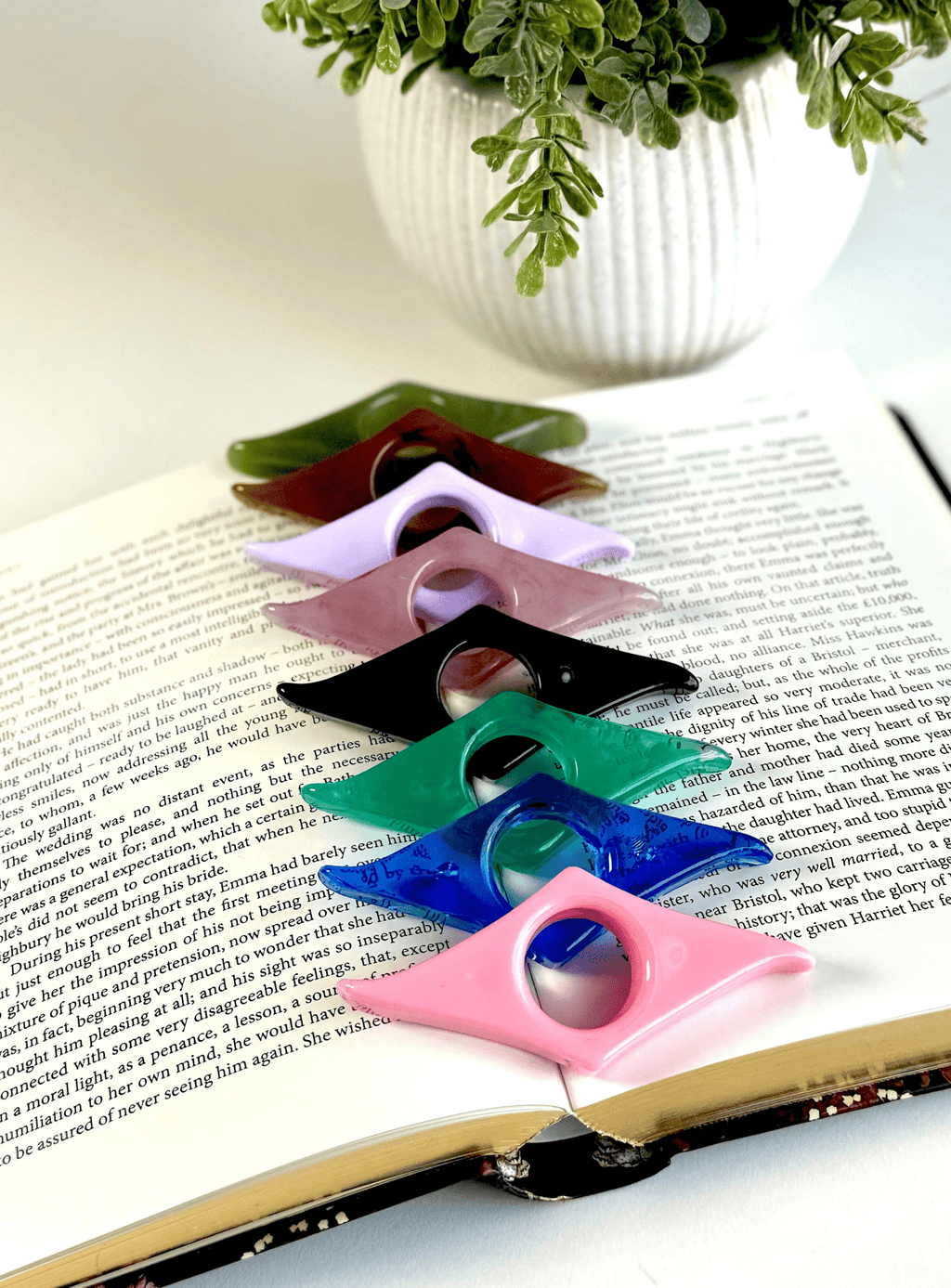 Classic Acrylic Finger Page Holder Ring – One-Hand Reading Accessory Page Holder La Vie Bien Classic Acrylic Finger Page Holder Ring – One-Hand Reading Accessory