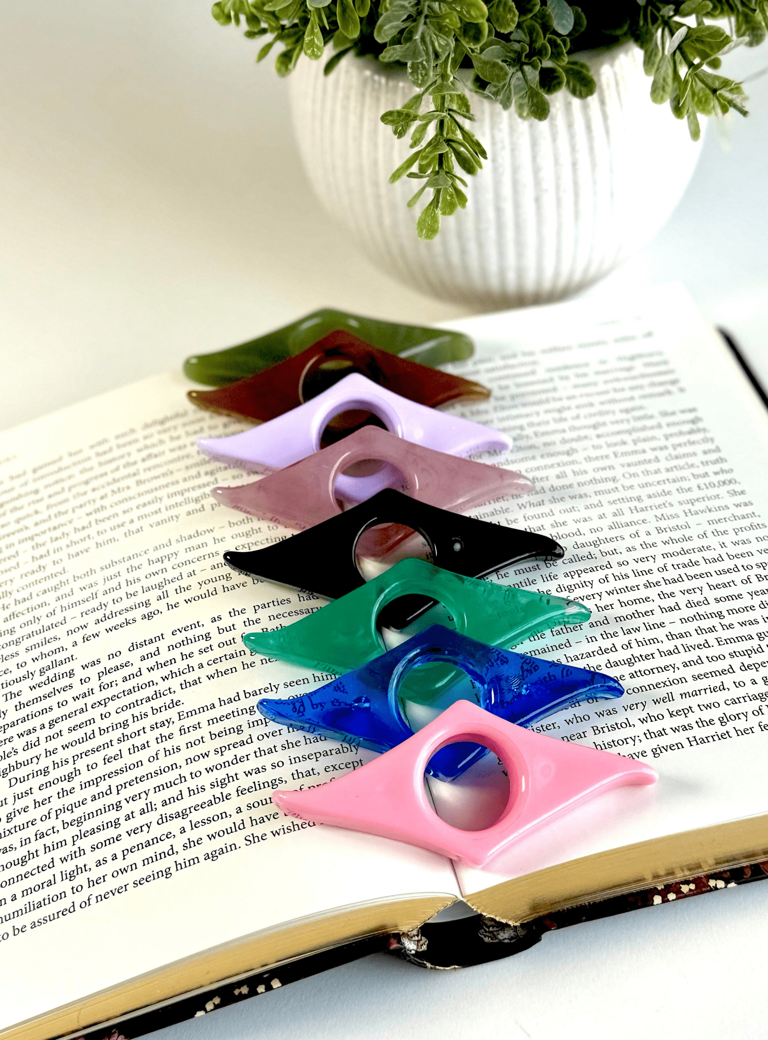 Classic Acrylic Finger Page Holder Ring – One-Hand Reading Accessory Page Holder La Vie Bien Classic Acrylic Finger Page Holder Ring – One-Hand Reading Accessory