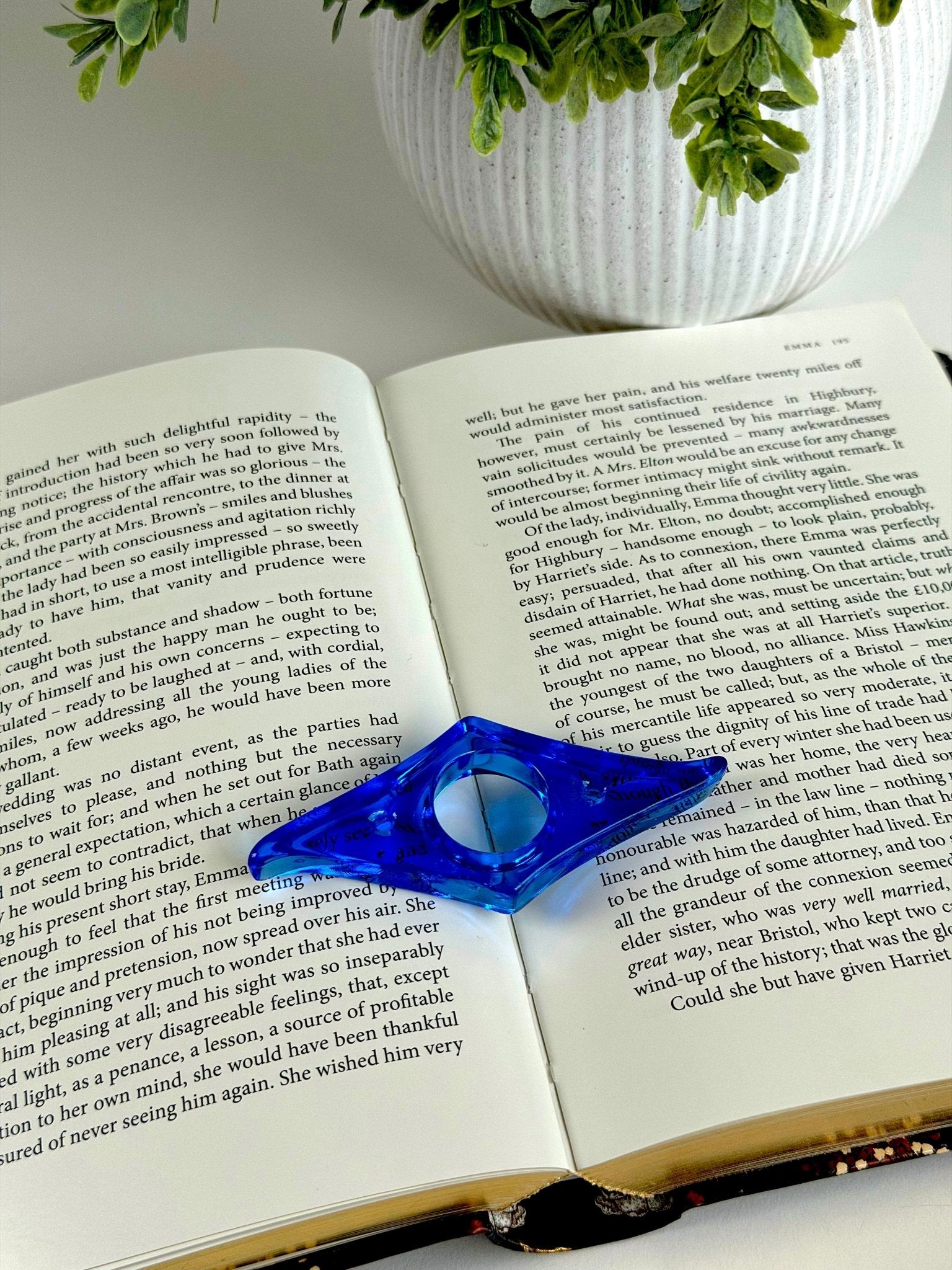 Classic Acrylic Finger Page Holder Ring – One-Hand Reading Accessory Page Holder La Vie Bien Classic Acrylic Finger Page Holder Ring – One-Hand Reading Accessory