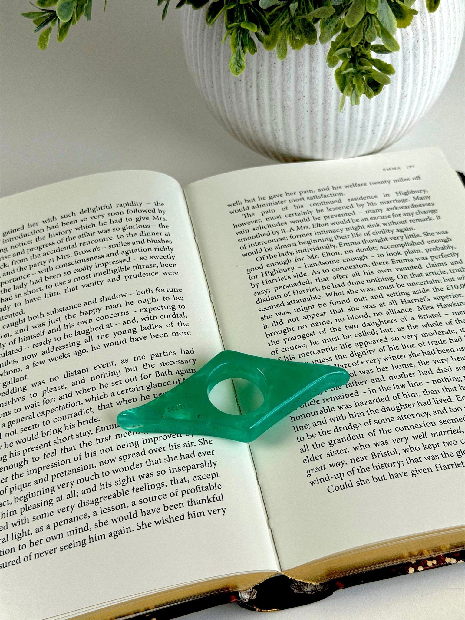 Classic Acrylic Finger Page Holder Ring – One-Hand Reading Accessory Page Holder La Vie Bien Classic Acrylic Finger Page Holder Ring – One-Hand Reading Accessory