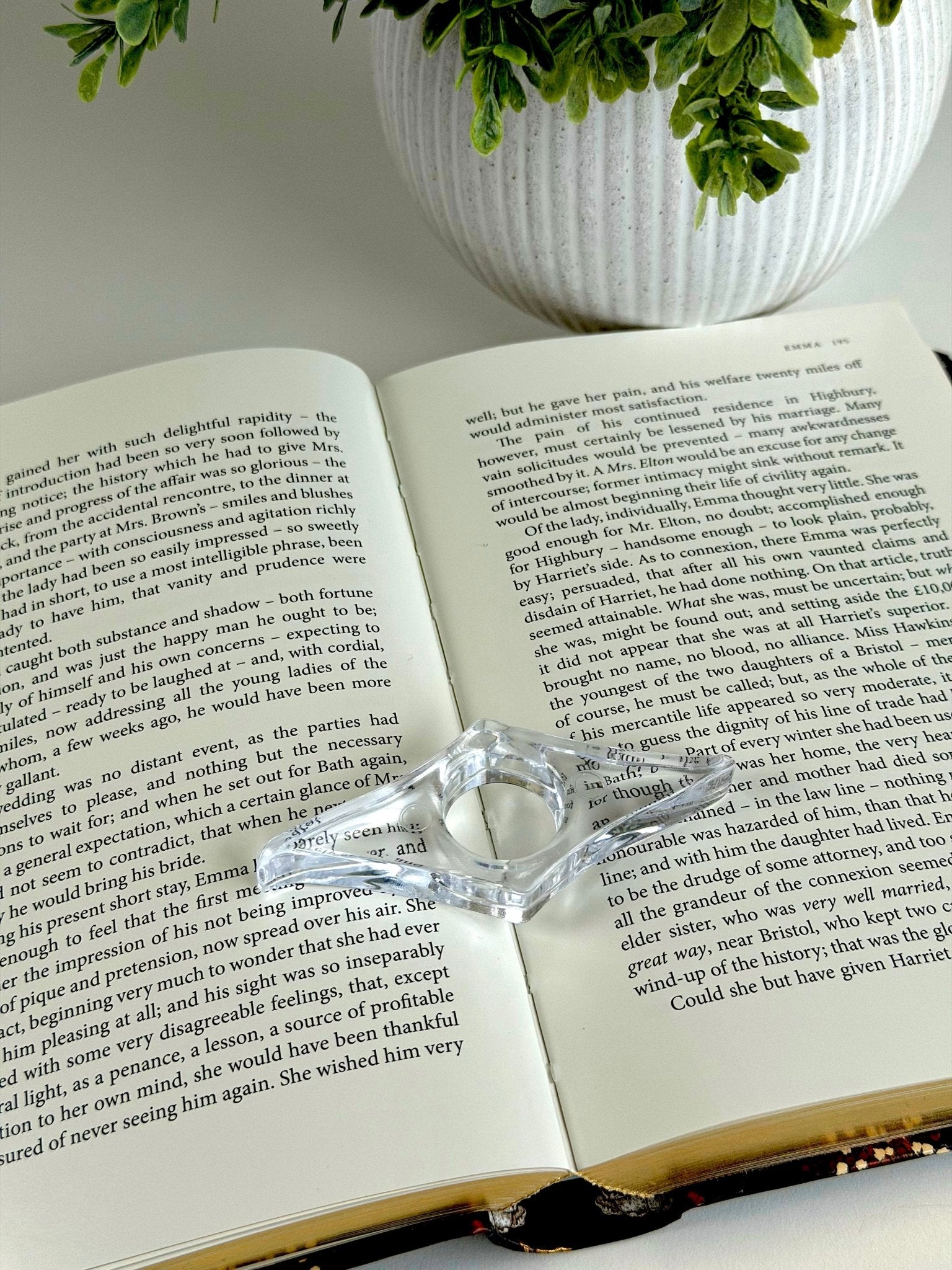Classic Acrylic Finger Page Holder Ring – One-Hand Reading Accessory Page Holder La Vie Bien Classic Acrylic Finger Page Holder Ring – One-Hand Reading Accessory